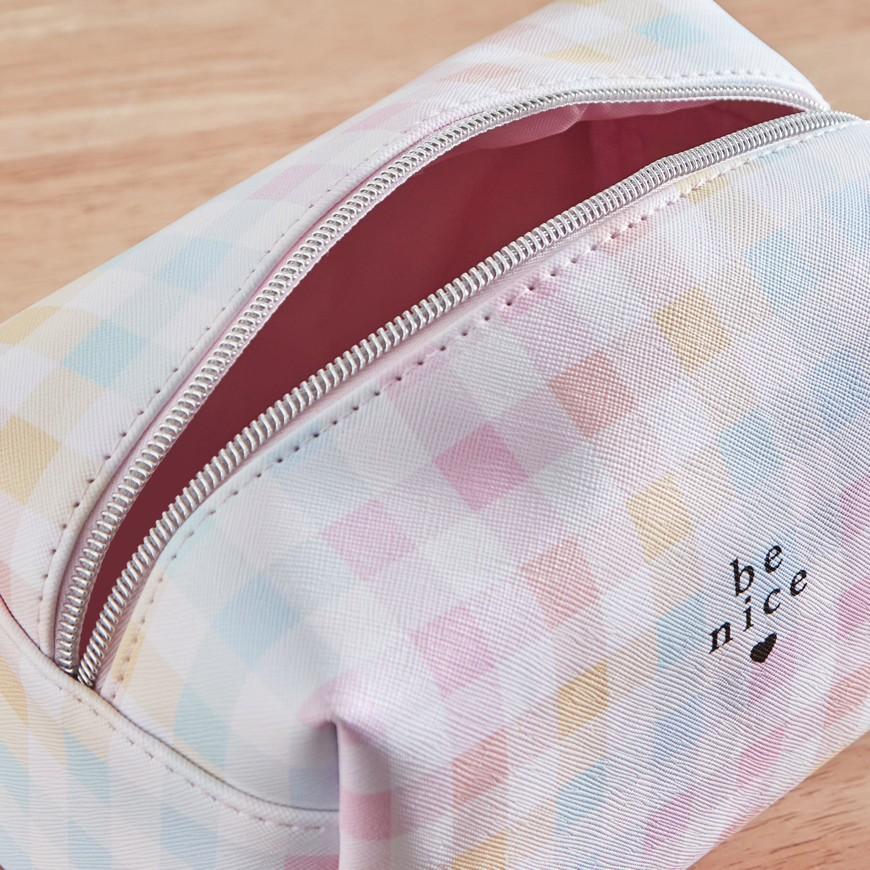 شنطة مستحضرات تجميل من بوب باليت-hbxkidsandyouth-playroom-stationery-image-3