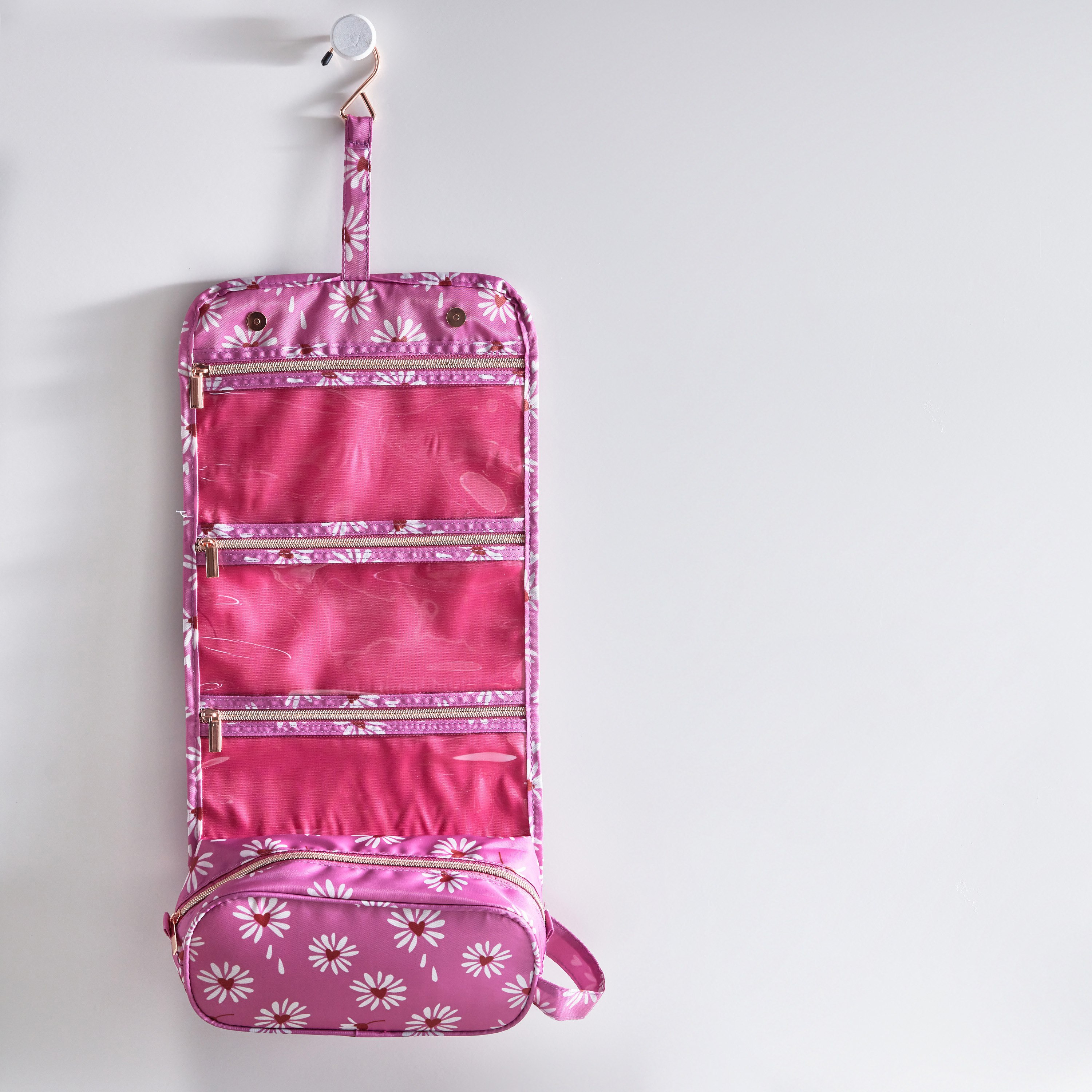 شنطة مستحضرات تجميل معلقة من ديزي فيلد-hbxkidsandyouth-playroom-stationery-image-1