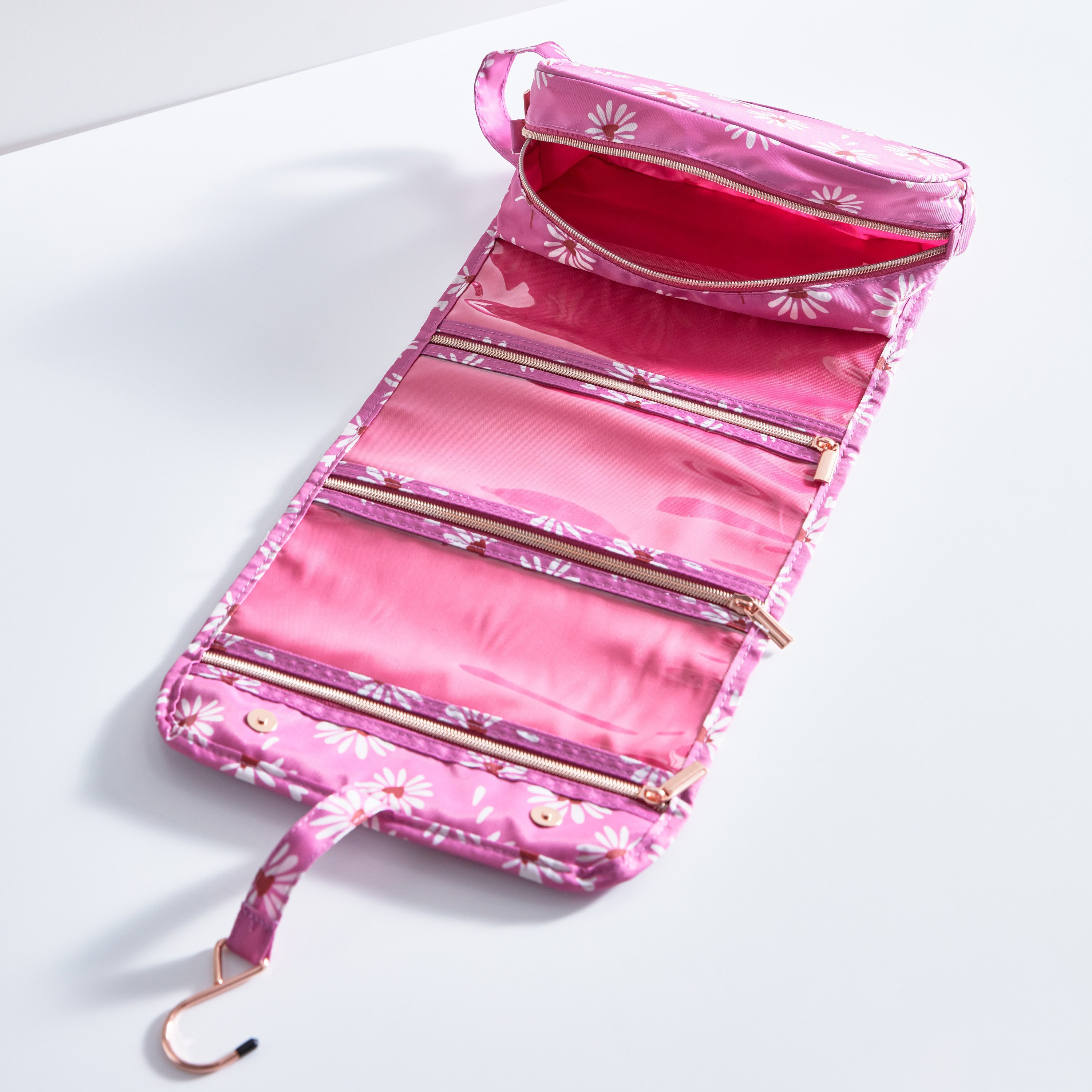 شنطة مستحضرات تجميل معلقة من ديزي فيلد-hbxkidsandyouth-playroom-stationery-image-2
