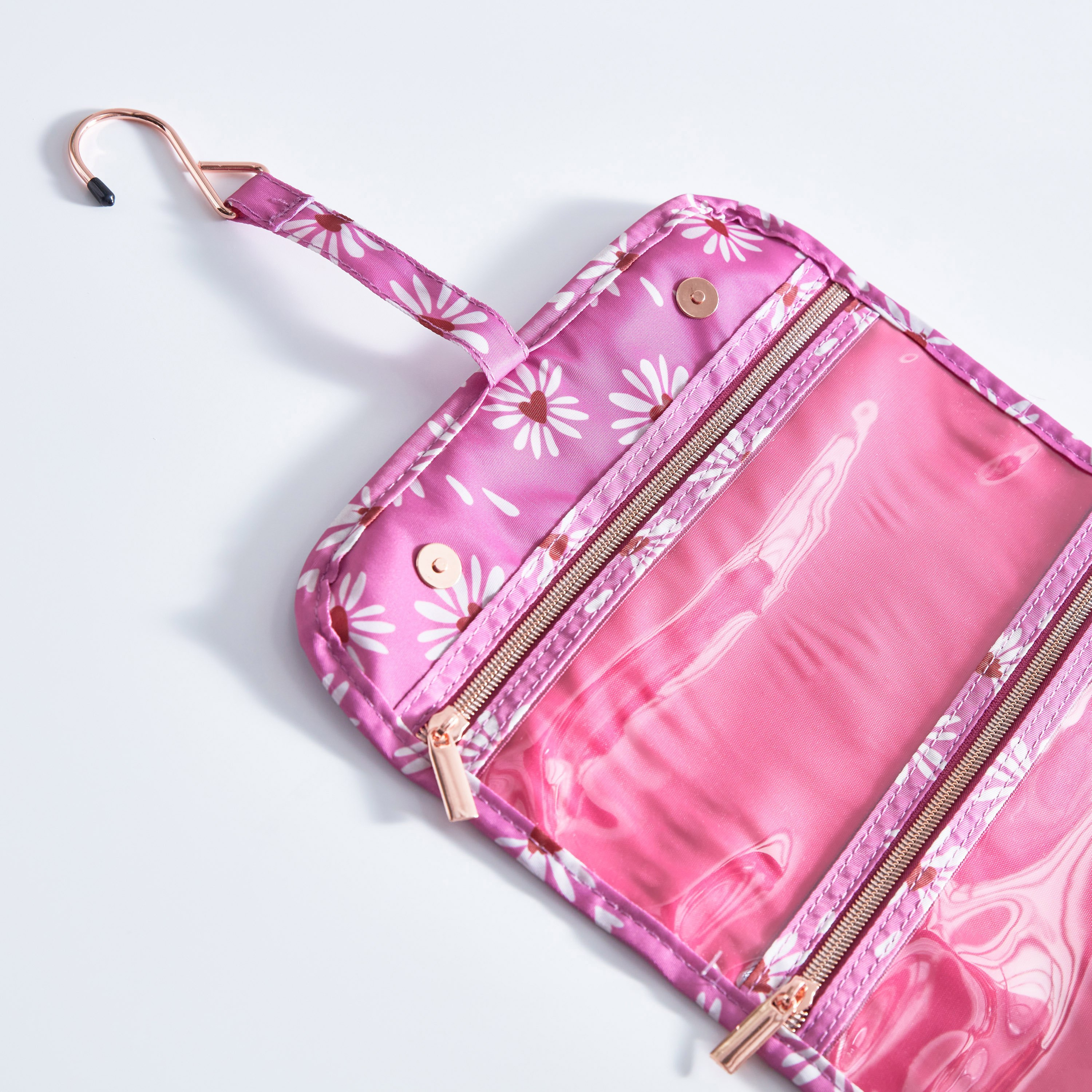 شنطة مستحضرات تجميل معلقة من ديزي فيلد-hbxkidsandyouth-playroom-stationery-image-3