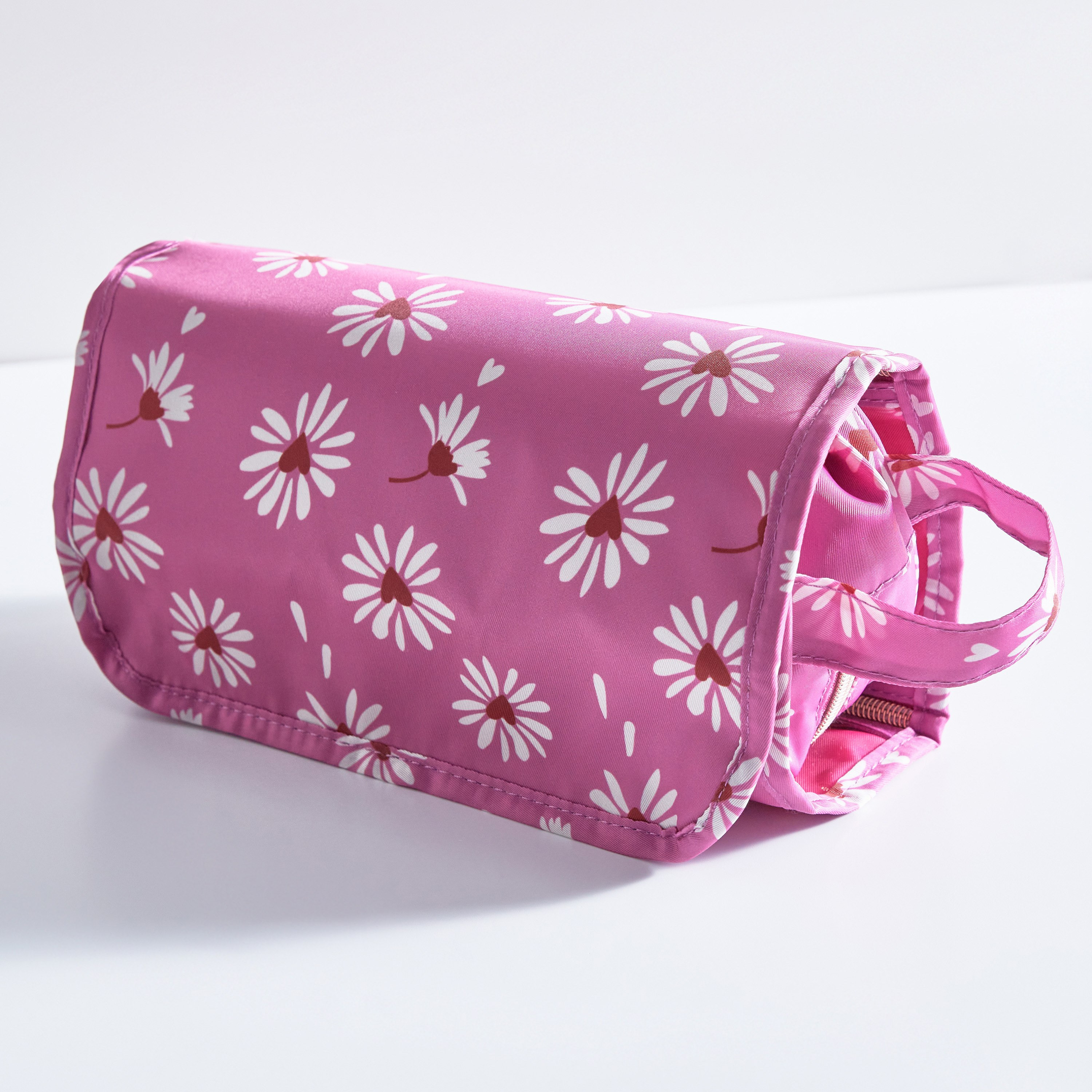 شنطة مستحضرات تجميل معلقة من ديزي فيلد-hbxkidsandyouth-playroom-stationery-image-4