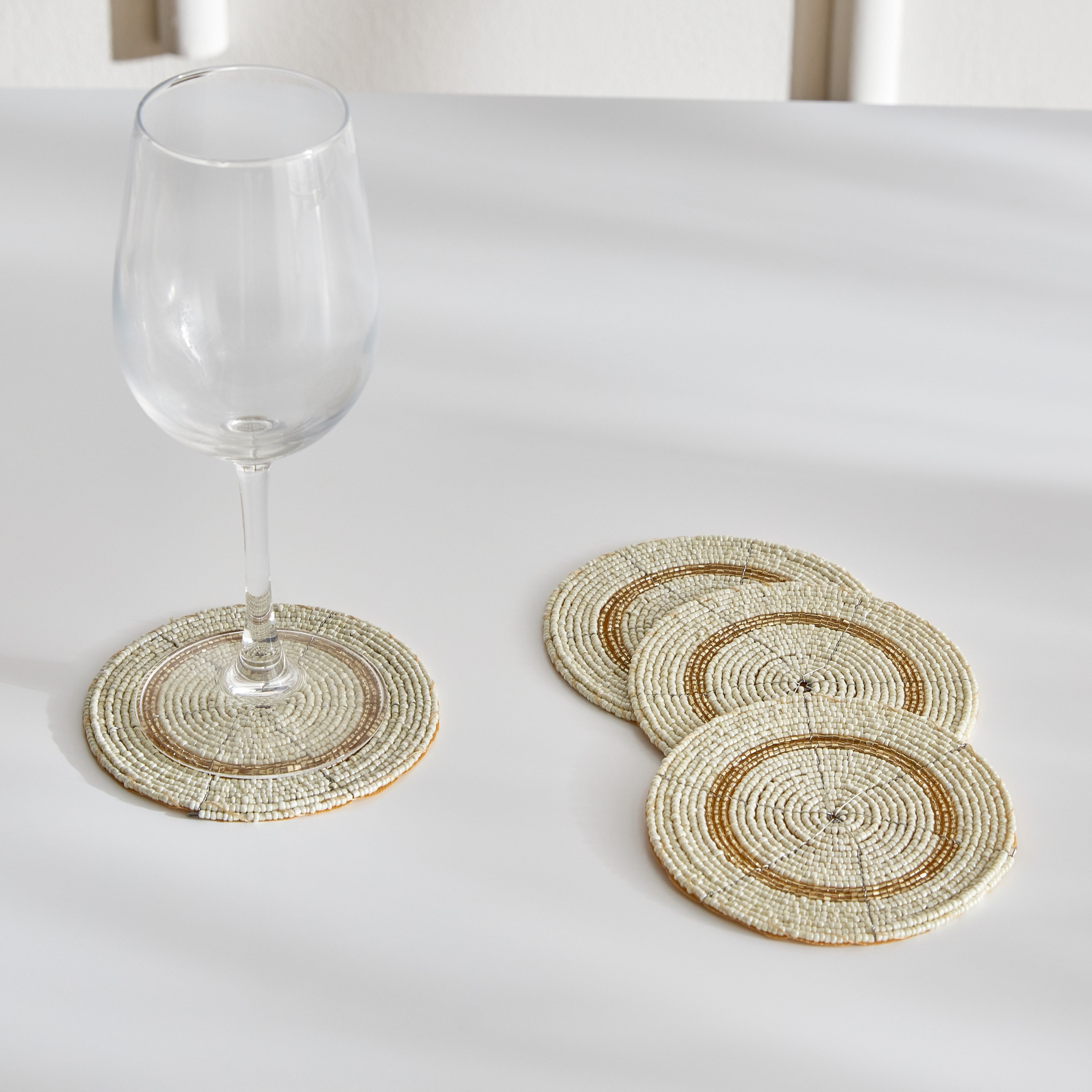 طقم قواعد أكواب مزينة بالخرز 4 قطع من بليز - 10 سم-hbxdecorandfurnishings-homefurnishings-tablelinens-image-1
