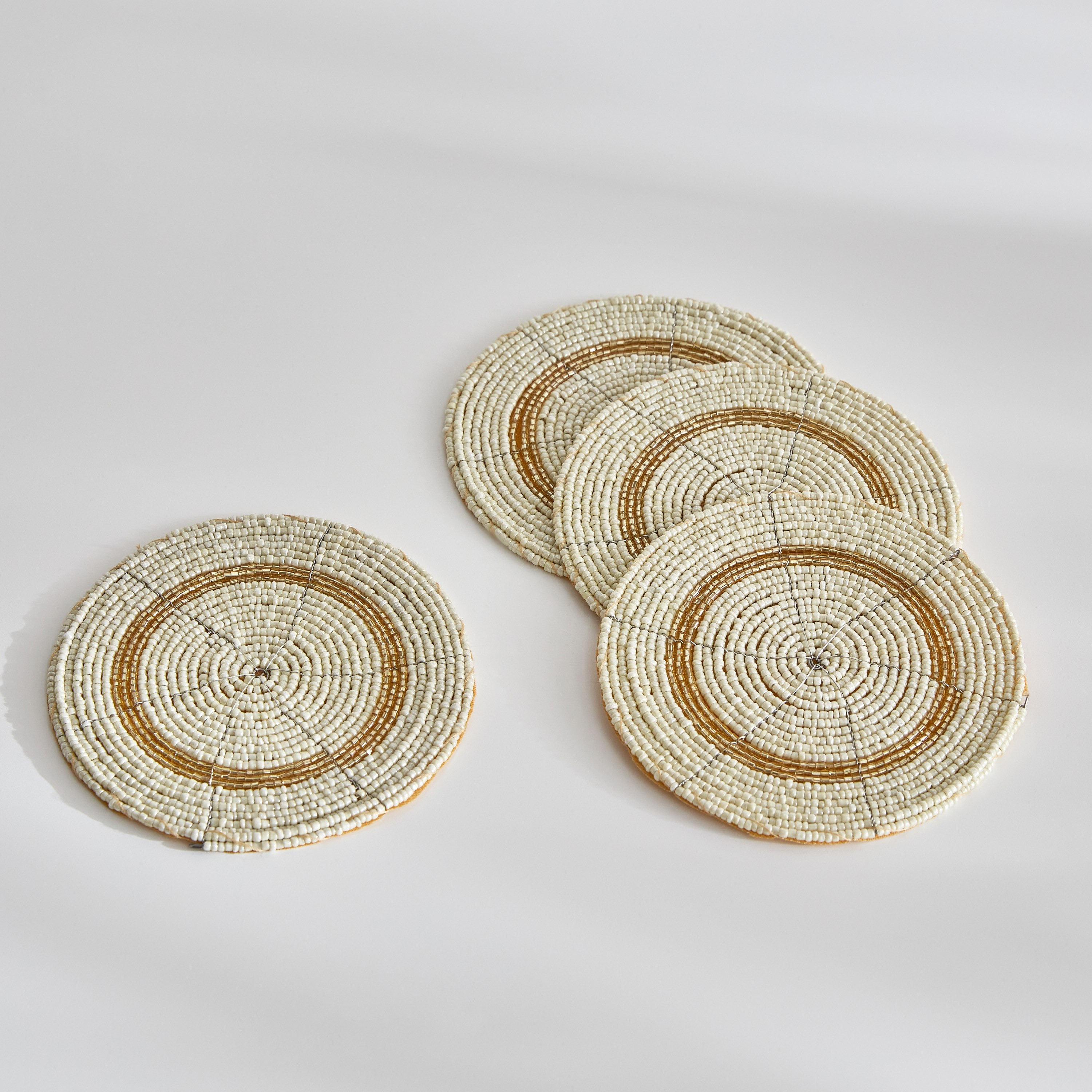 طقم قواعد أكواب مزينة بالخرز 4 قطع من بليز - 10 سم-hbxdecorandfurnishings-homefurnishings-tablelinens-image-2