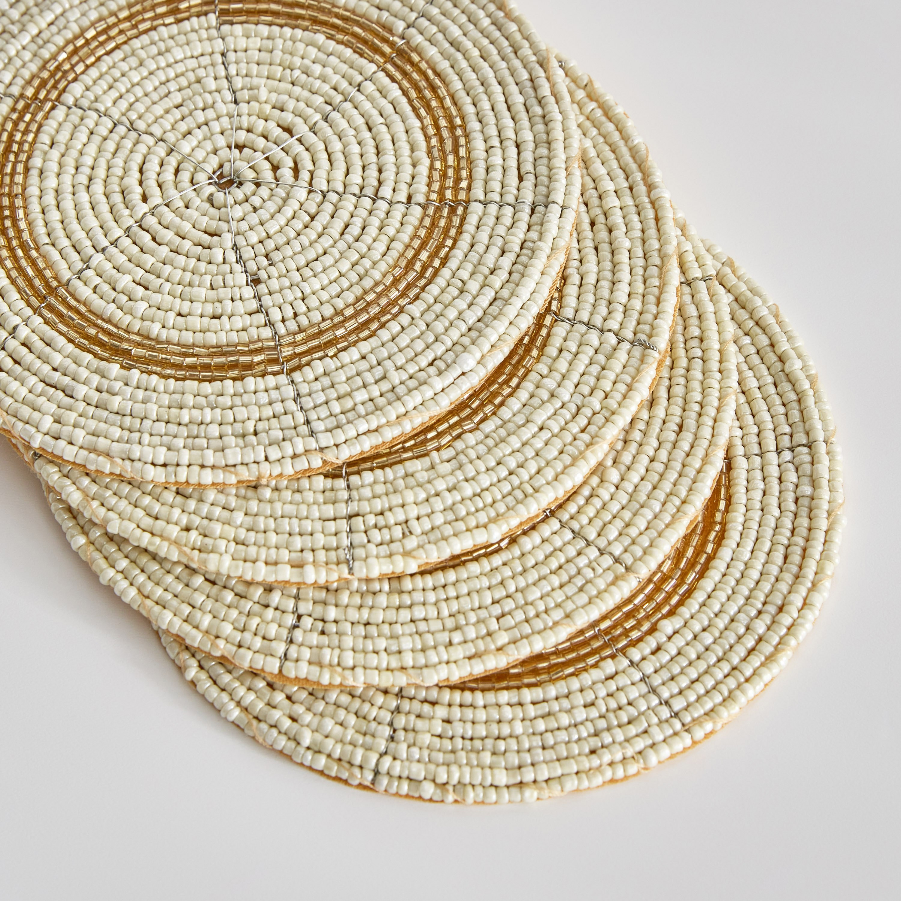 طقم قواعد أكواب مزينة بالخرز 4 قطع من بليز - 10 سم-hbxdecorandfurnishings-homefurnishings-tablelinens-image-3