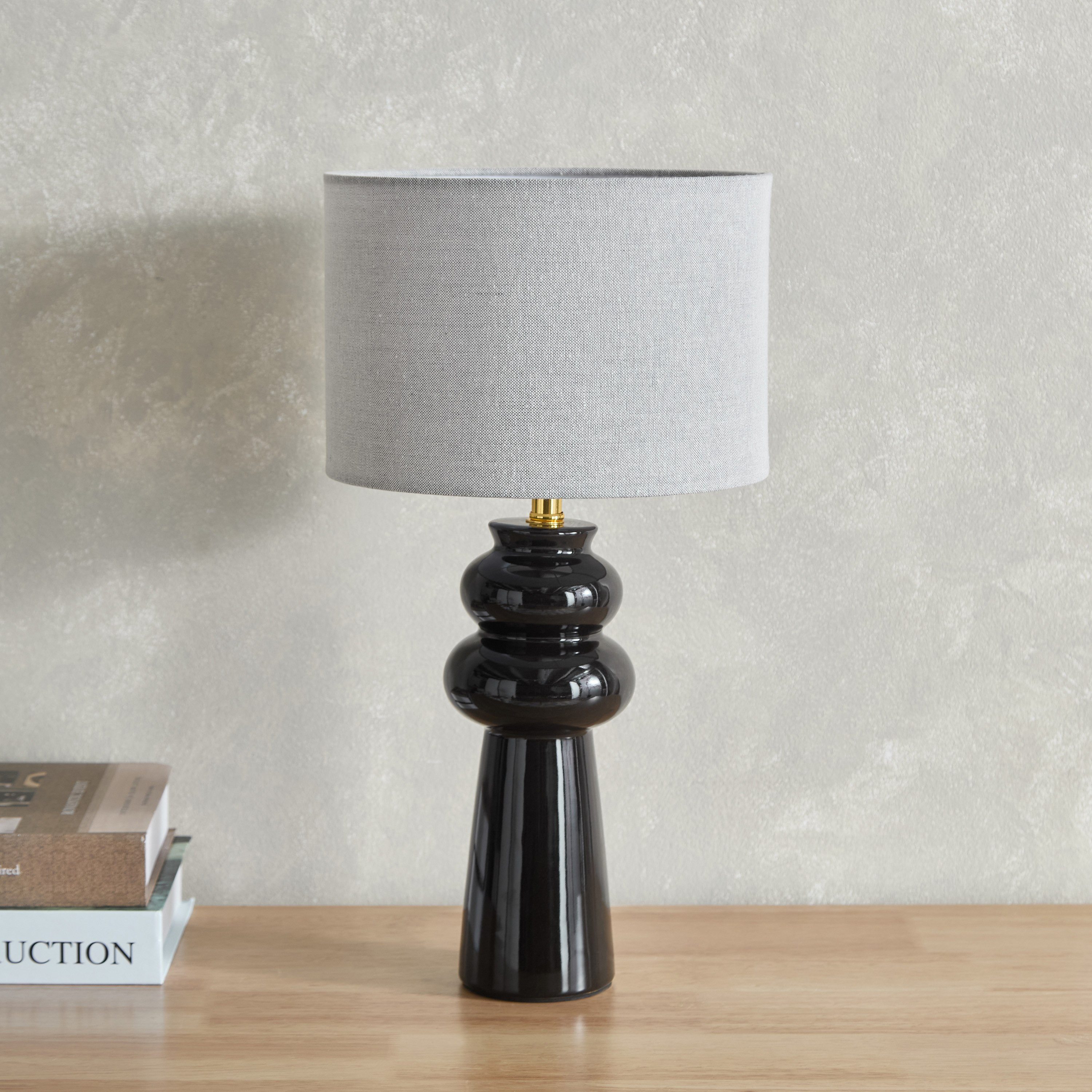 مصباح طاولة بقاعدة سيراميك وغطاء مصباح كتان من أميلي- 42.8 سم-hbxbedroom-lighting-tablelamps-image-1