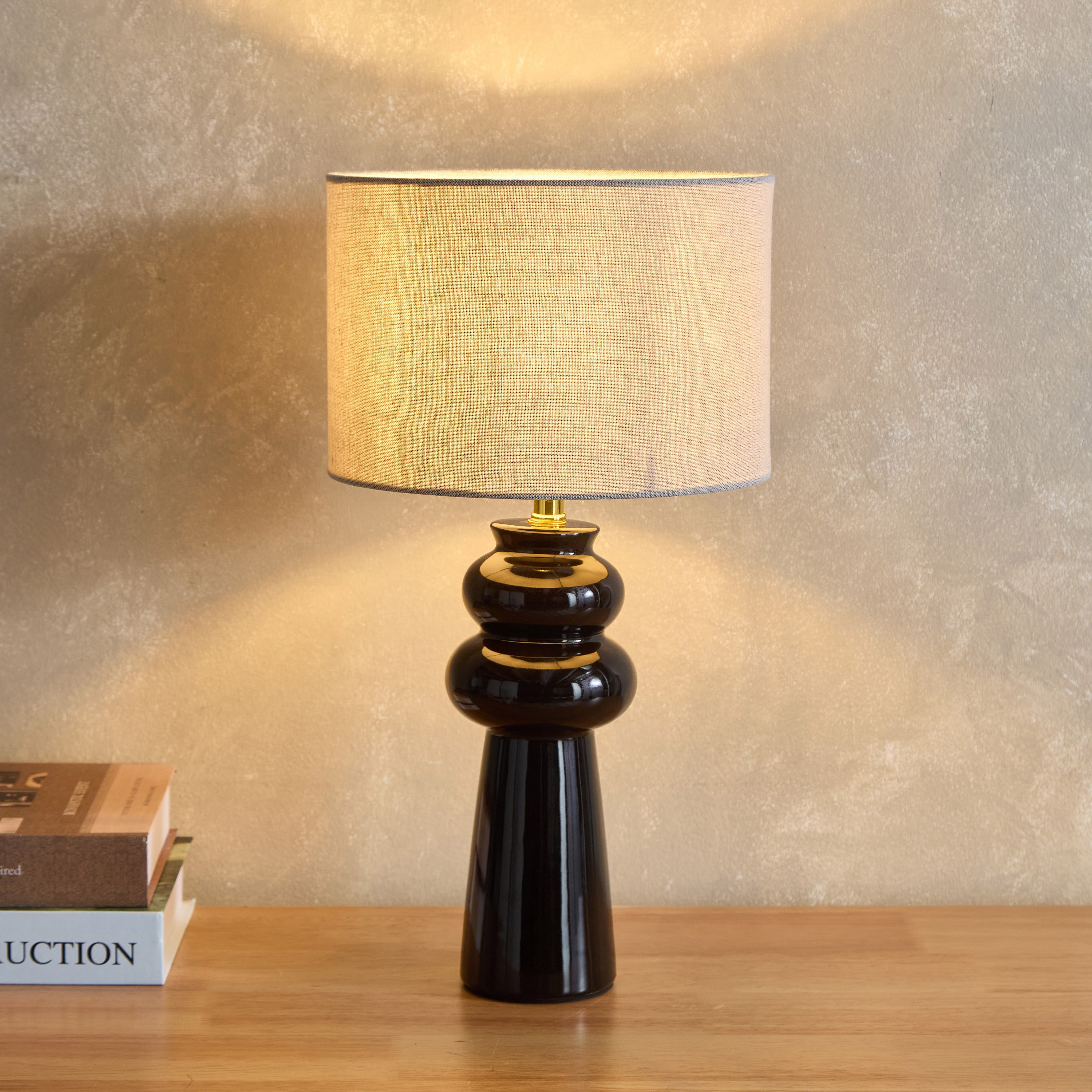 مصباح طاولة بقاعدة سيراميك وغطاء مصباح كتان من أميلي- 42.8 سم-hbxbedroom-lighting-tablelamps-image-2