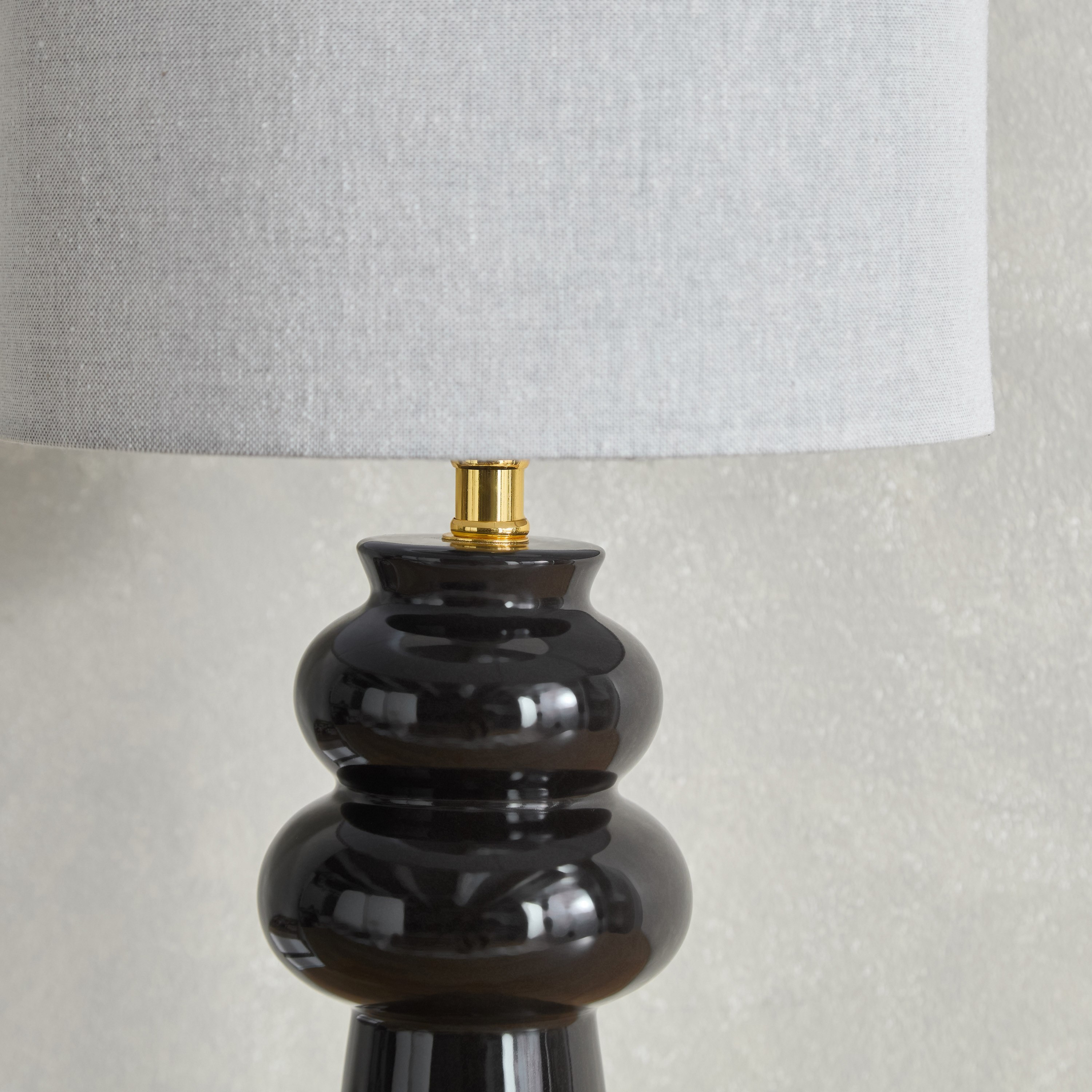 مصباح طاولة بقاعدة سيراميك وغطاء مصباح كتان من أميلي- 42.8 سم-hbxbedroom-lighting-tablelamps-image-3