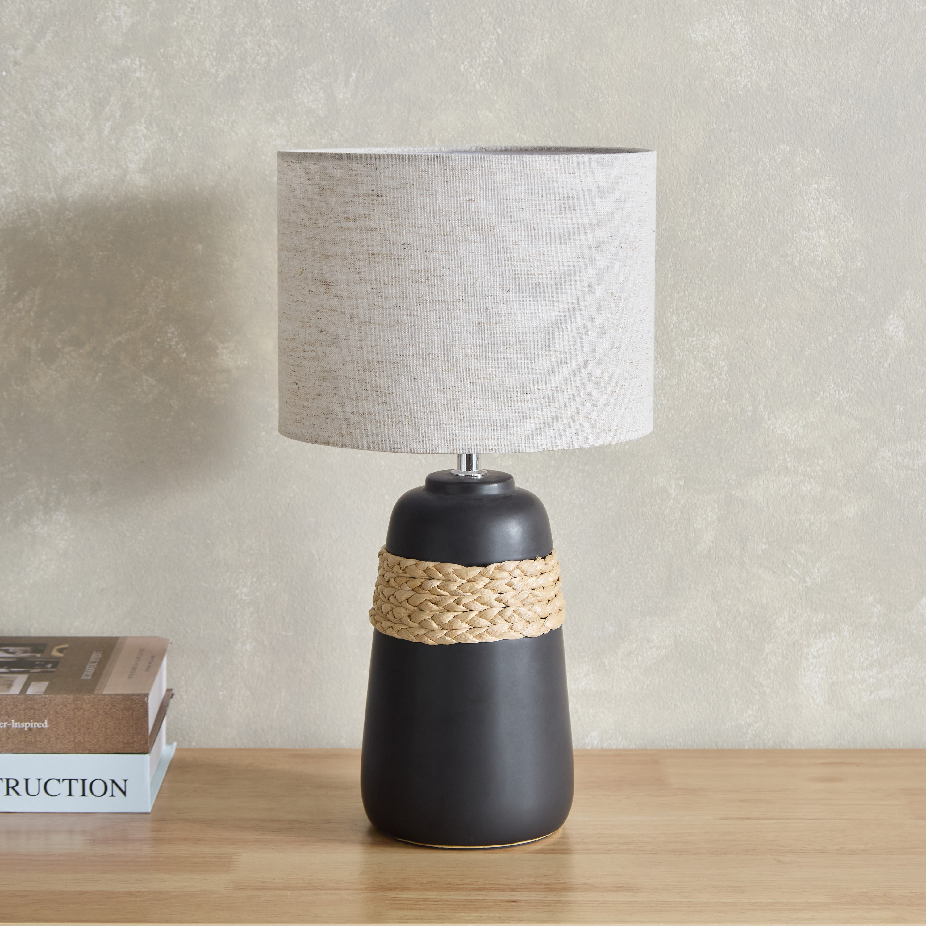 مصباح طاولة بقاعدة سيراميك وغطاء مصباح كتان من أميلي - 43 سم-hbxbedroom-lighting-tablelamps-image-1