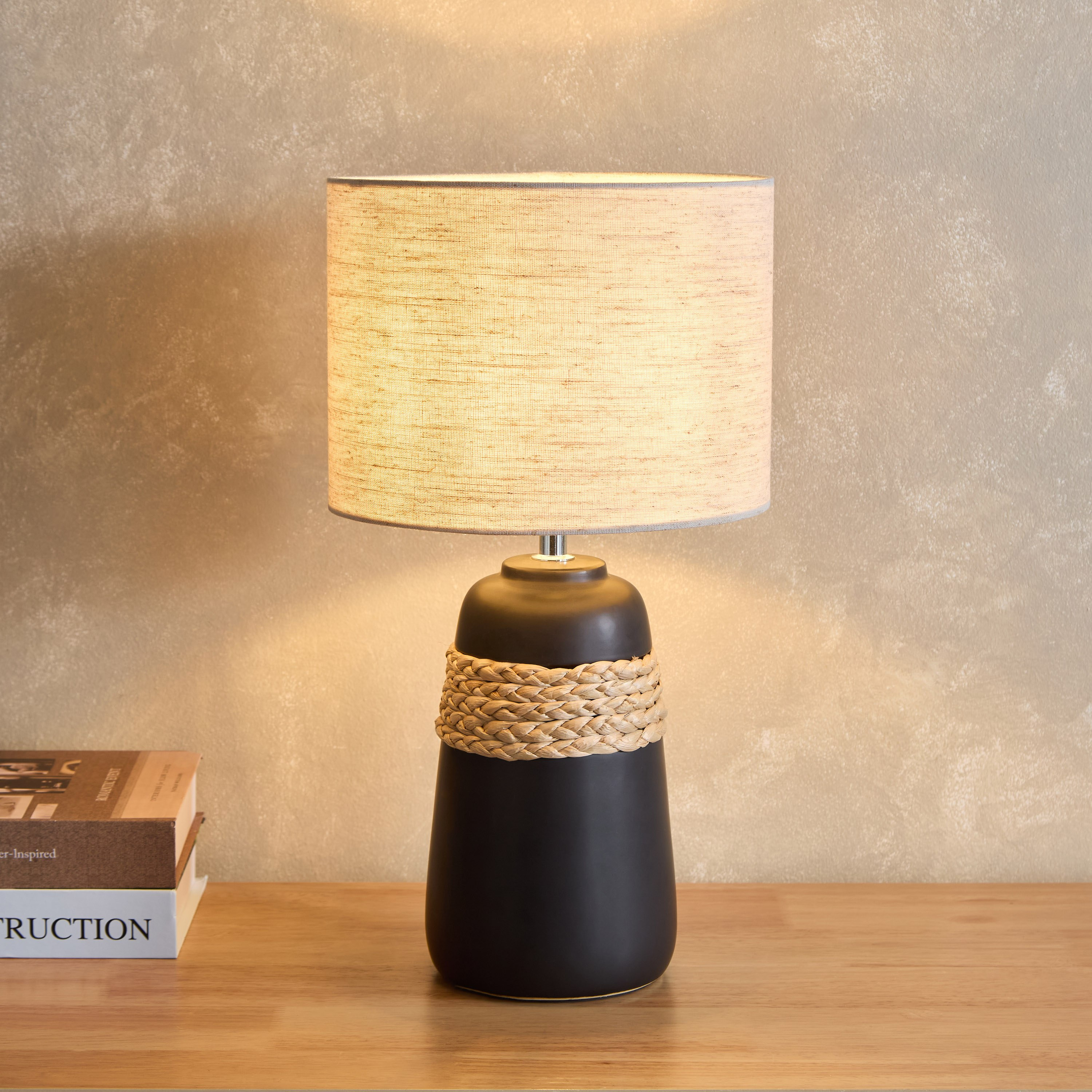 مصباح طاولة بقاعدة سيراميك وغطاء مصباح كتان من أميلي - 43 سم-hbxbedroom-lighting-tablelamps-image-2