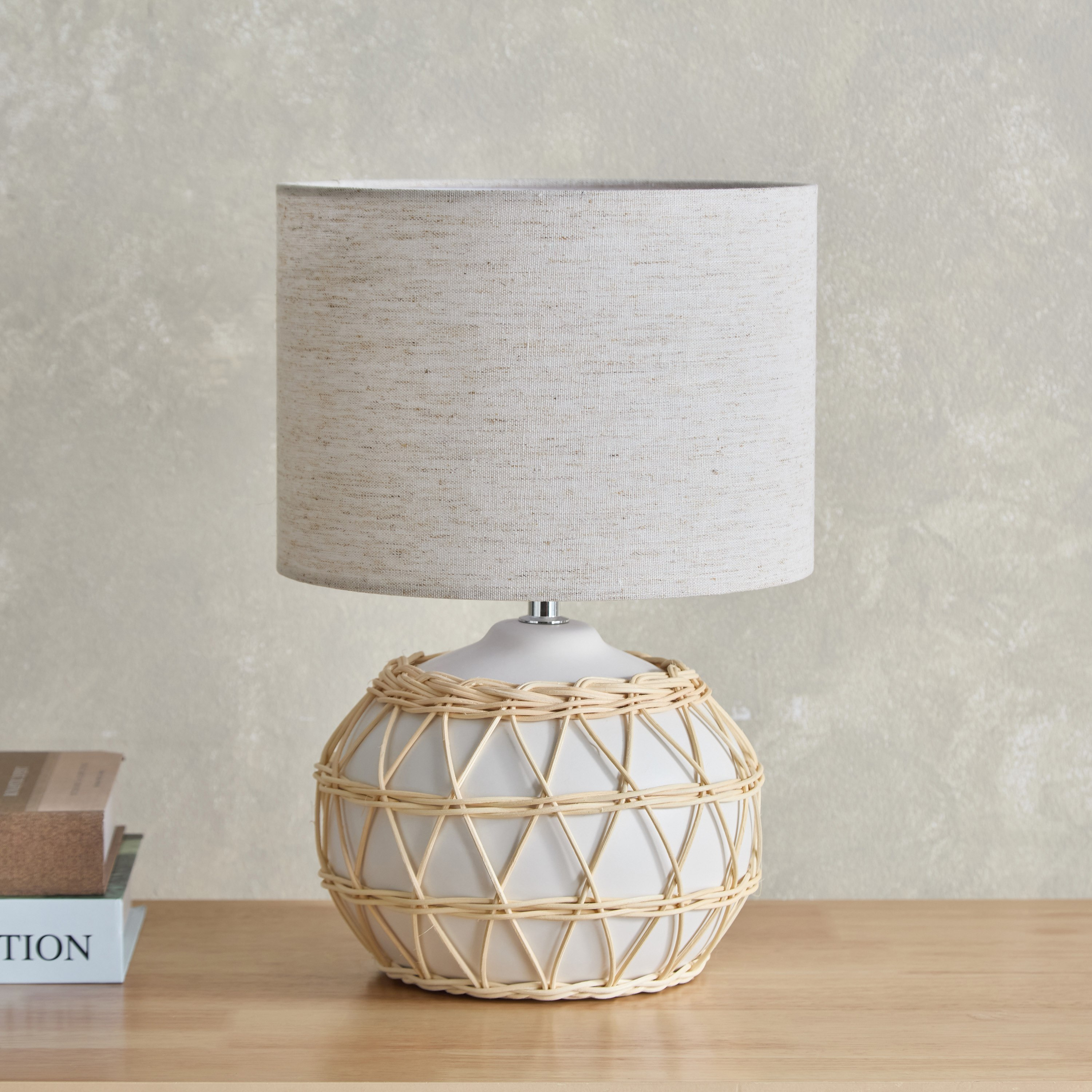 مصباح طاولة بقاعدة سيراميك وغطاء مصباح كتان من أميلي - 37 سم-hbxbedroom-lighting-tablelamps-image-1