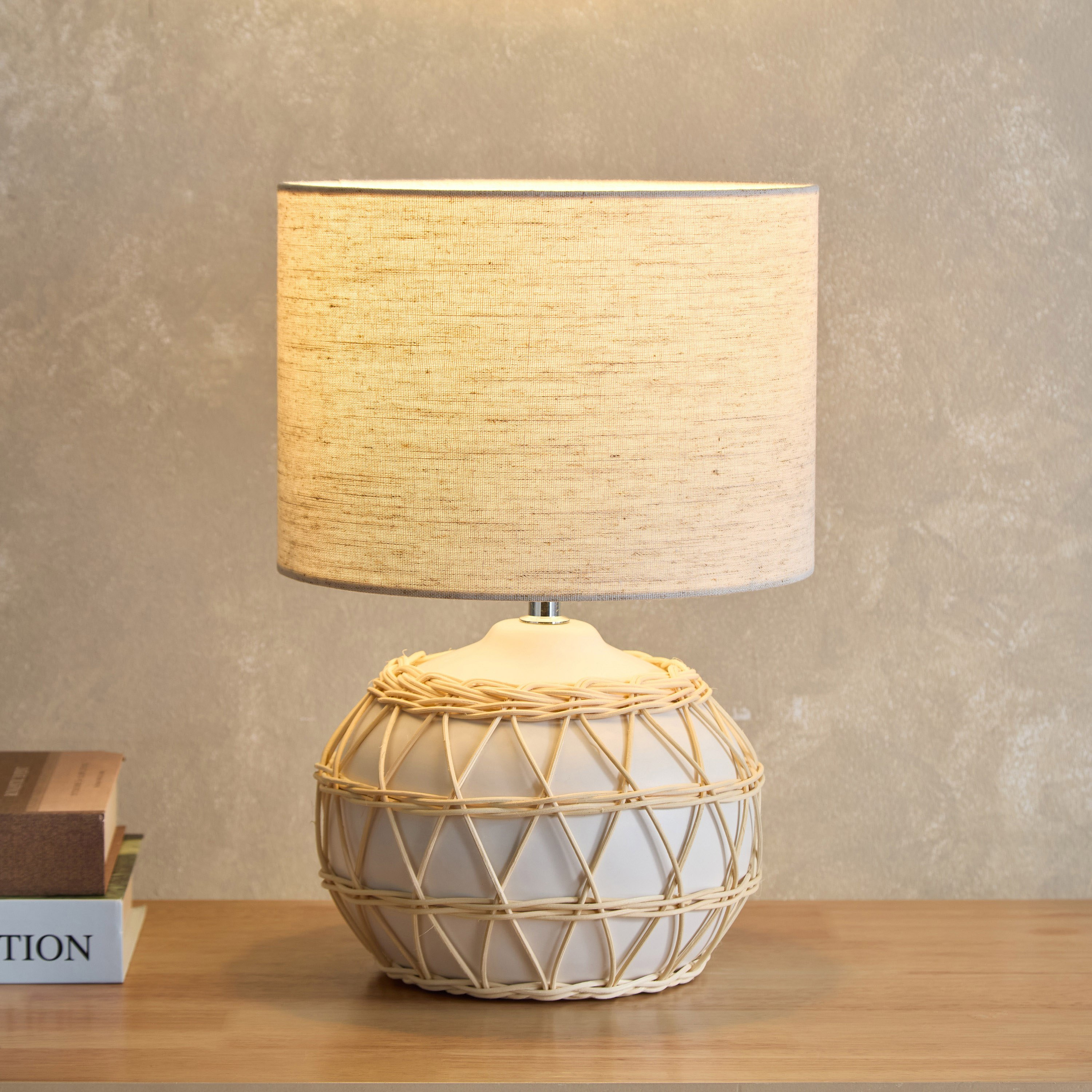 مصباح طاولة بقاعدة سيراميك وغطاء مصباح كتان من أميلي - 37 سم-hbxbedroom-lighting-tablelamps-image-2