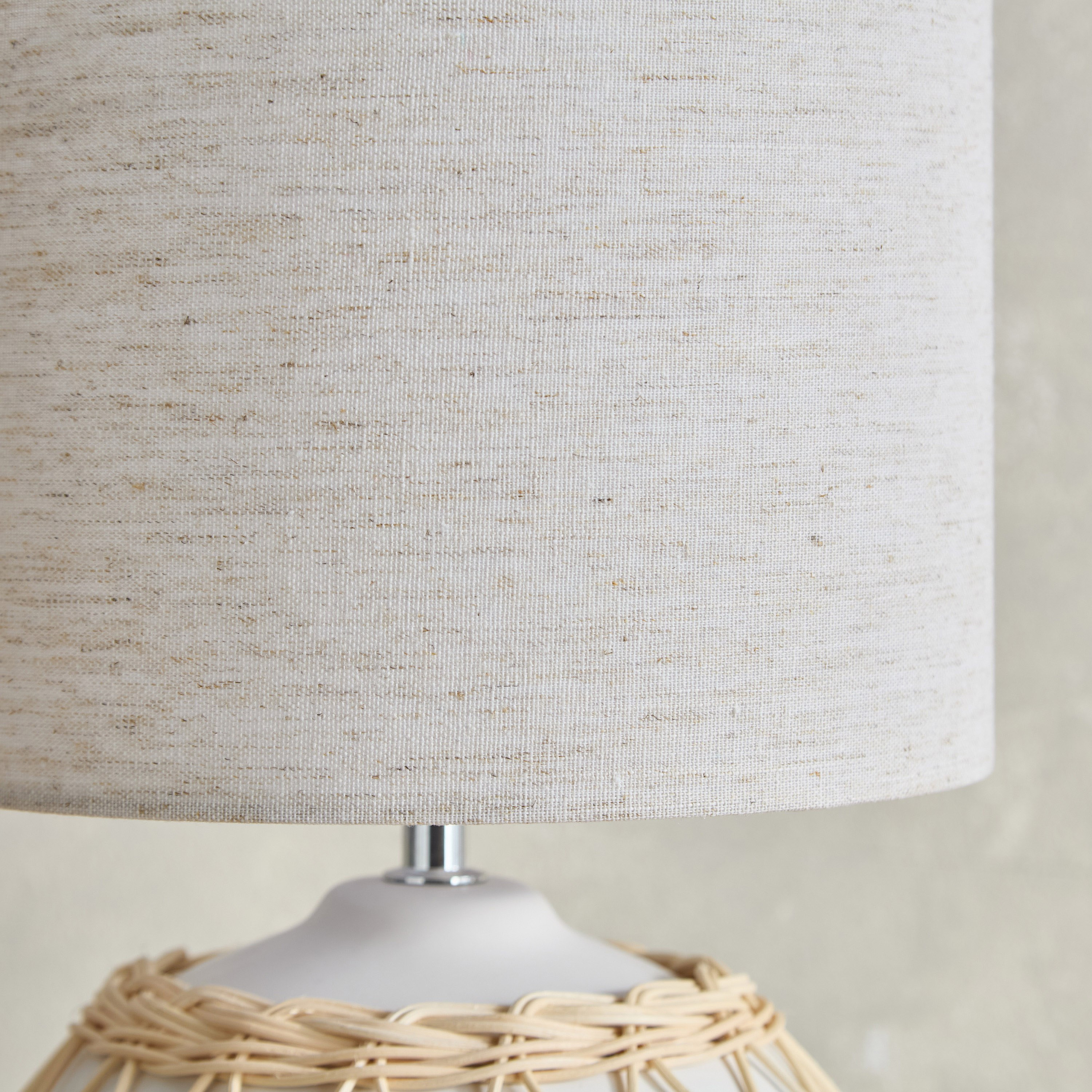 مصباح طاولة بقاعدة سيراميك وغطاء مصباح كتان من أميلي - 37 سم-hbxbedroom-lighting-tablelamps-image-3
