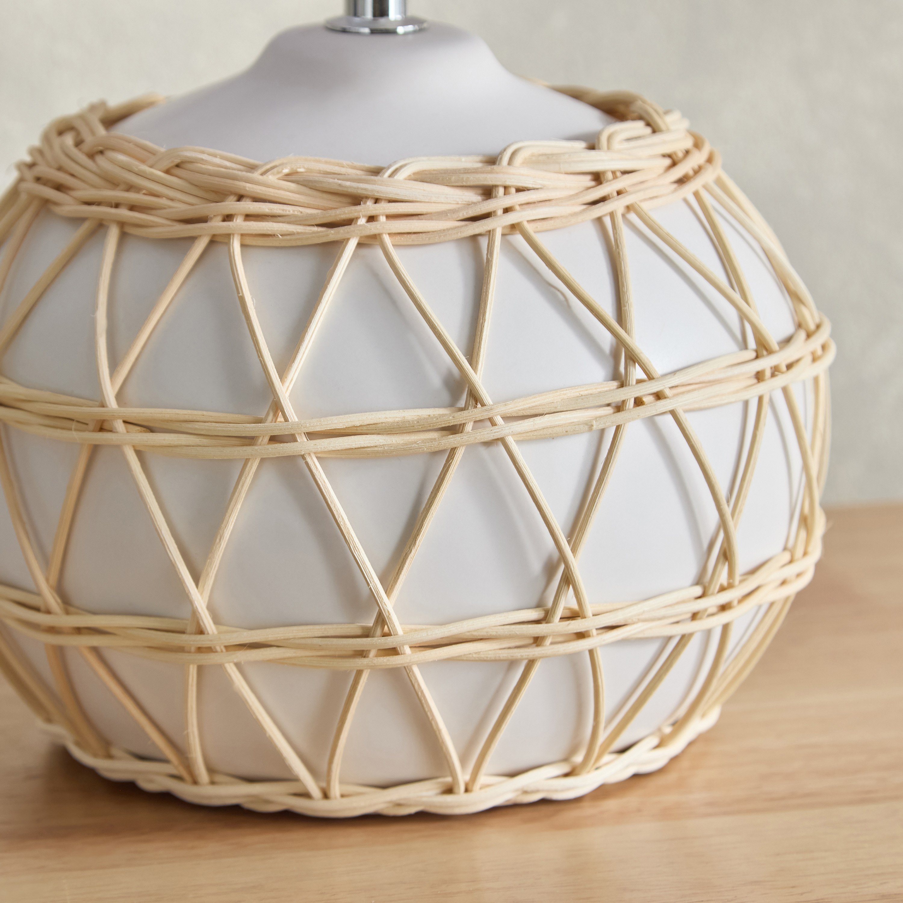 مصباح طاولة بقاعدة سيراميك وغطاء مصباح كتان من أميلي - 37 سم-hbxbedroom-lighting-tablelamps-image-4
