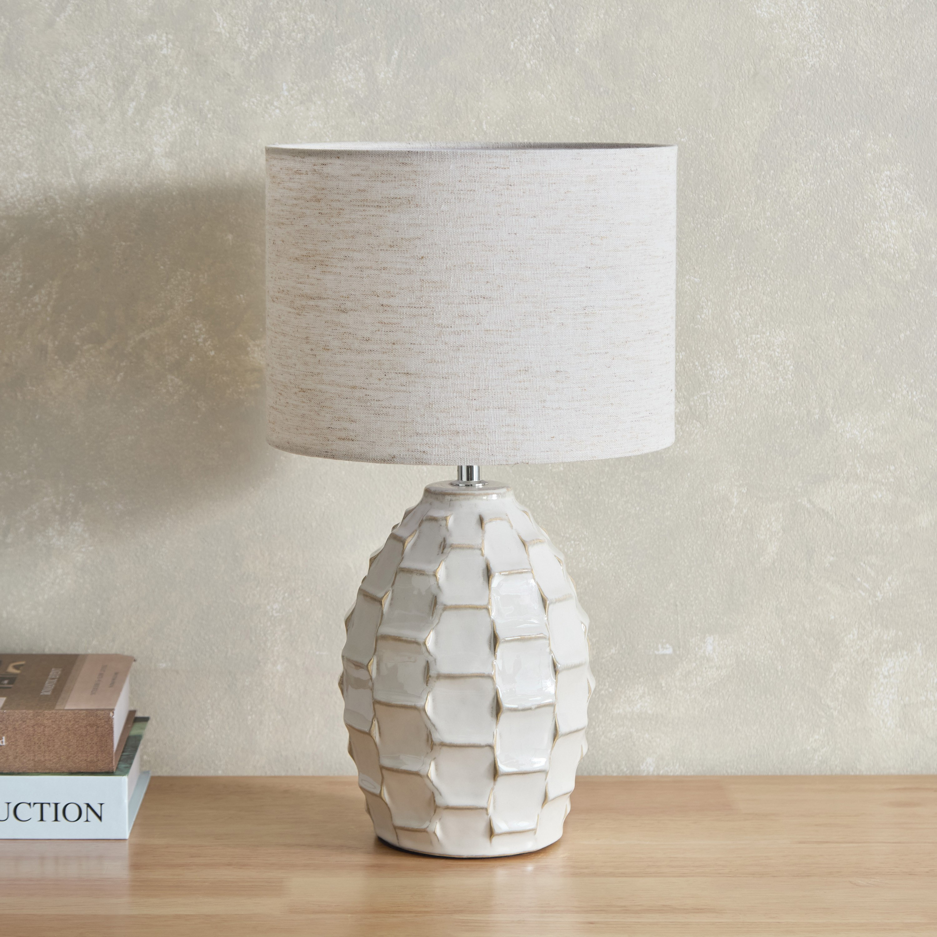 مصباح طاولة بقاعدة سيراميك وغطاء مصباح كتان من أميلي - 42 سم-hbxbedroom-lighting-tablelamps-image-1
