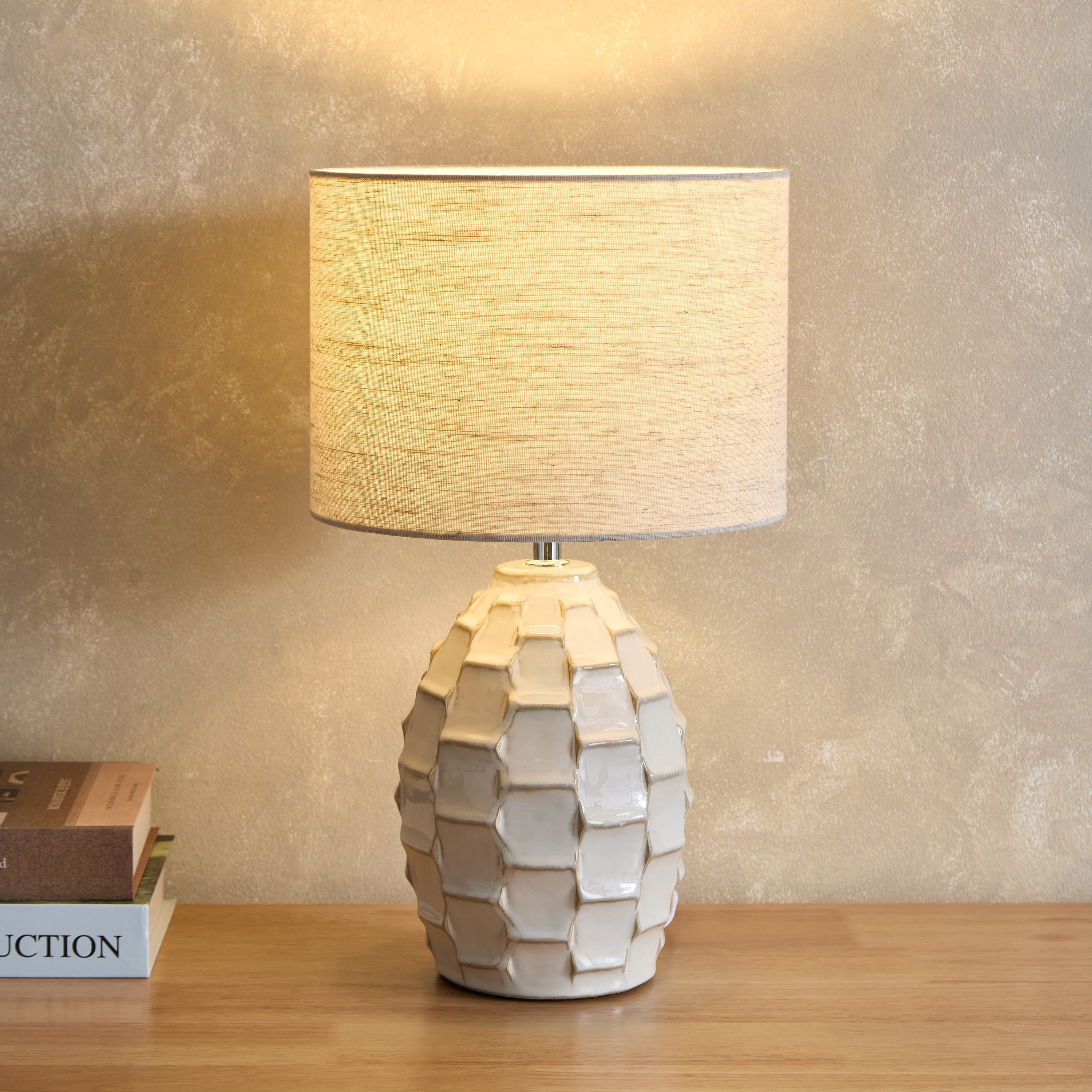 مصباح طاولة بقاعدة سيراميك وغطاء مصباح كتان من أميلي - 42 سم-hbxbedroom-lighting-tablelamps-image-2