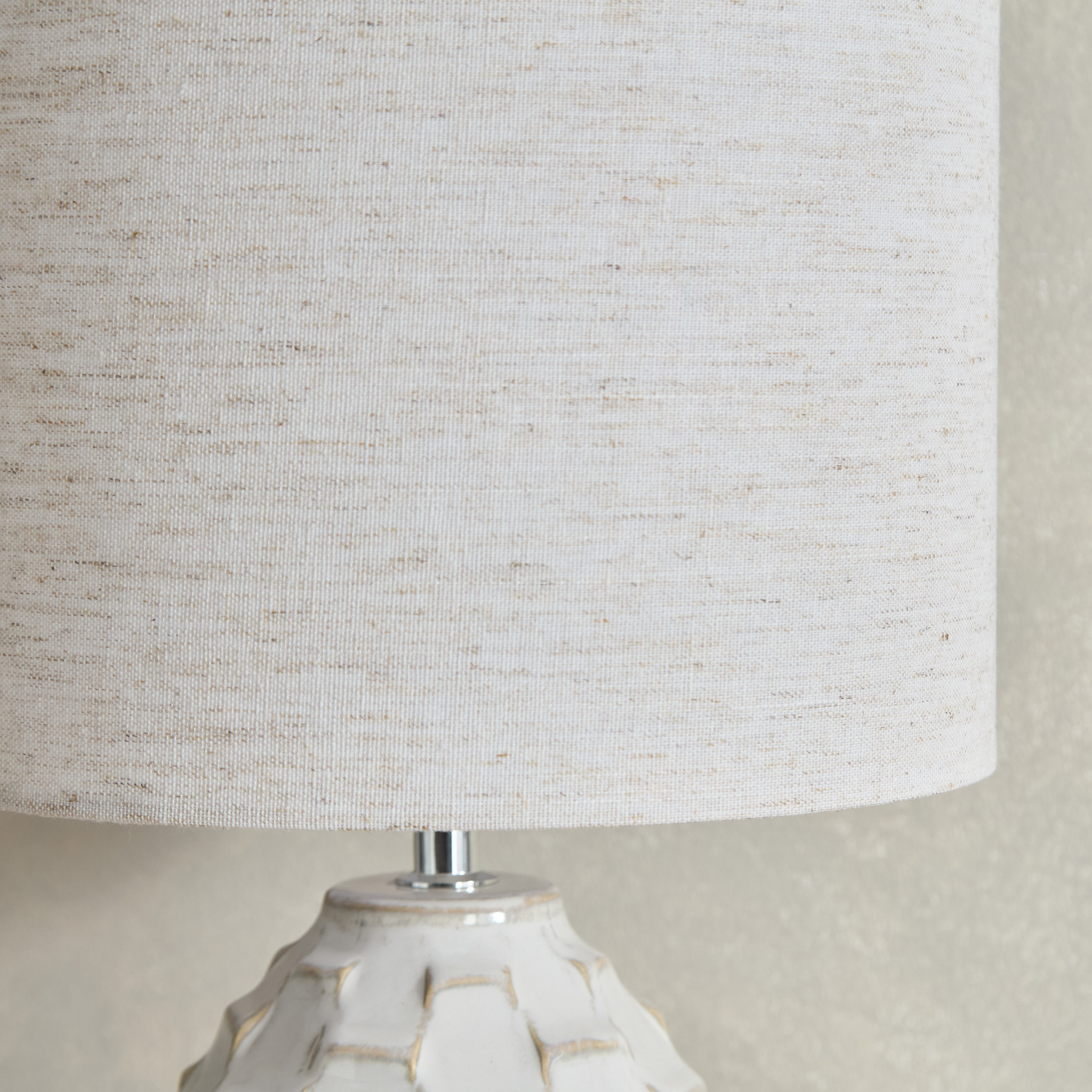 مصباح طاولة بقاعدة سيراميك وغطاء مصباح كتان من أميلي - 42 سم-hbxbedroom-lighting-tablelamps-image-3