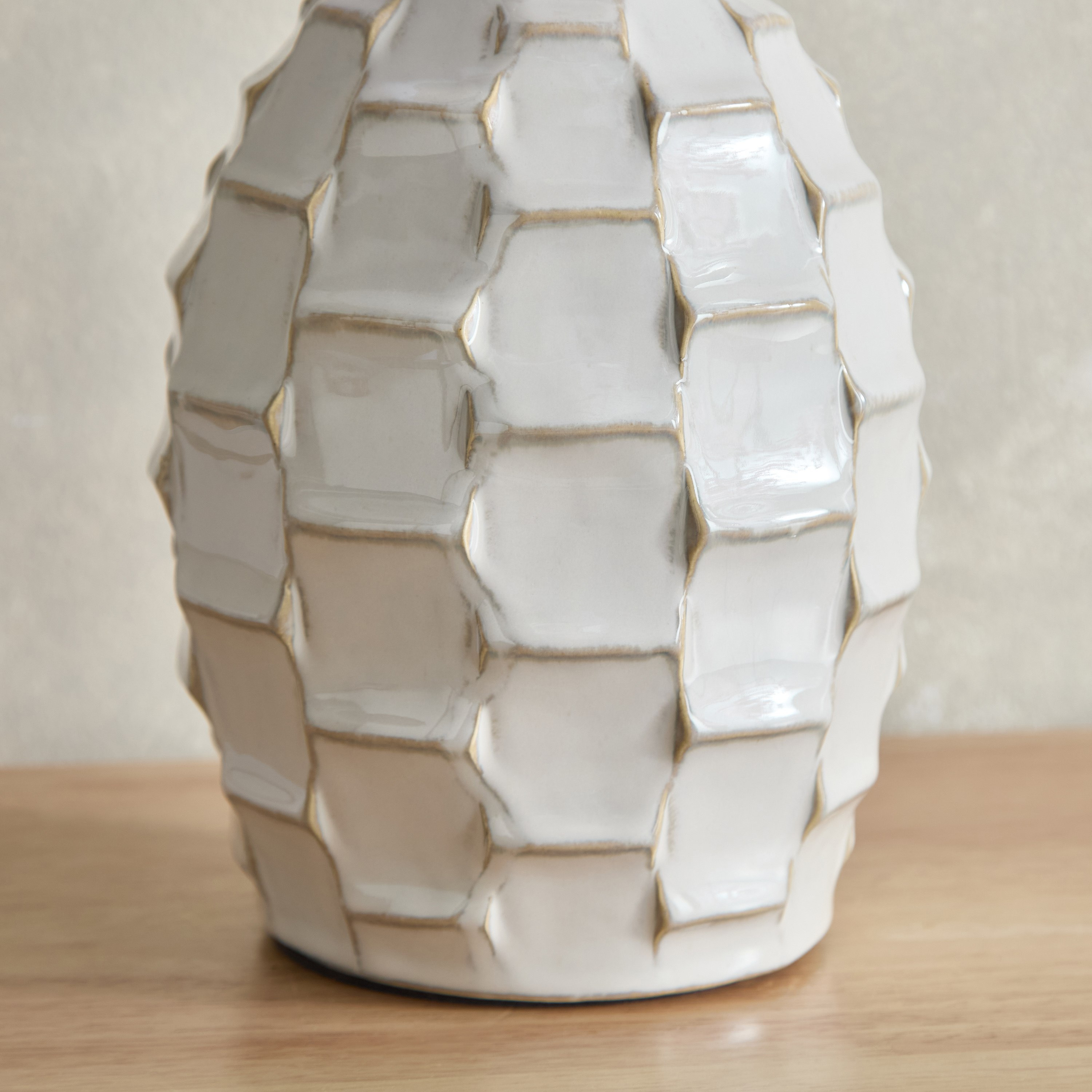 مصباح طاولة بقاعدة سيراميك وغطاء مصباح كتان من أميلي - 42 سم-hbxbedroom-lighting-tablelamps-image-4