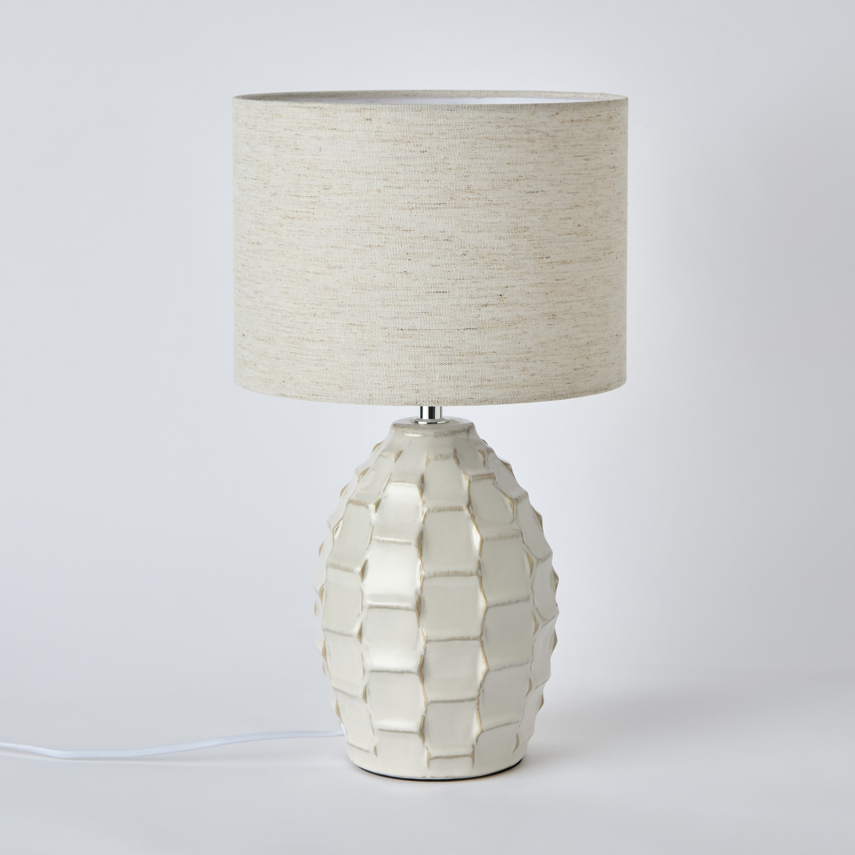 مصباح طاولة بقاعدة سيراميك وغطاء مصباح كتان من أميلي - 42 سم-hbxbedroom-lighting-tablelamps-image-7