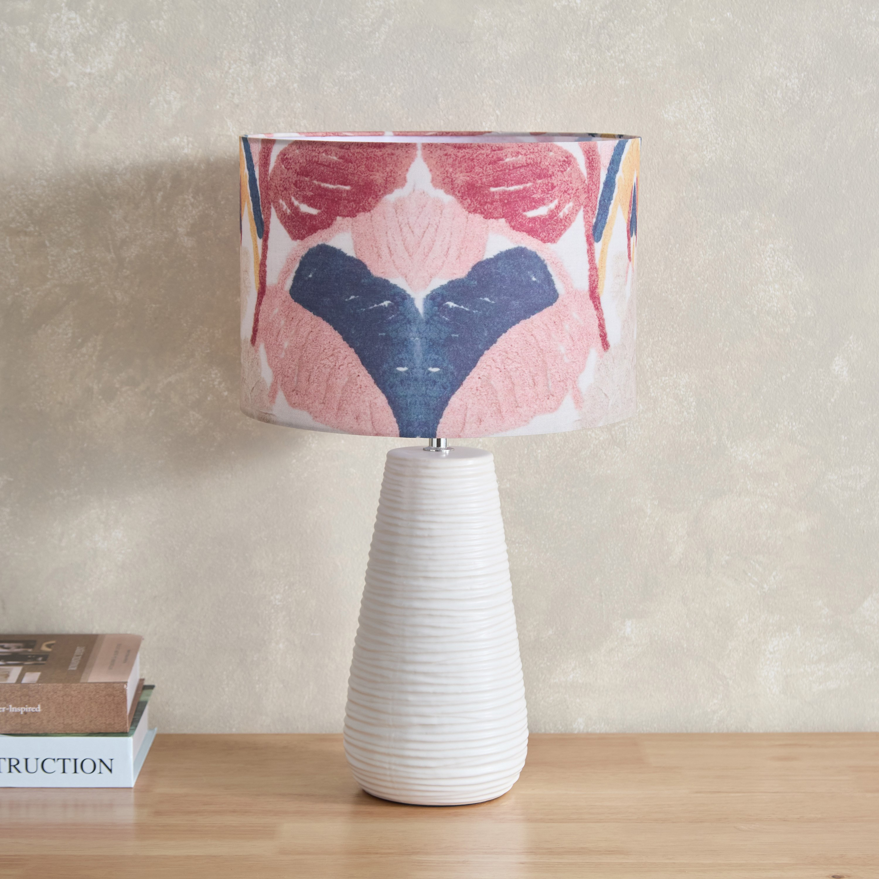 مصباح طاولة بقاعدة سيراميك وغطاء بطبعات زهور من أميلي - 50 سم-hbxbedroom-lighting-tablelamps-image-1