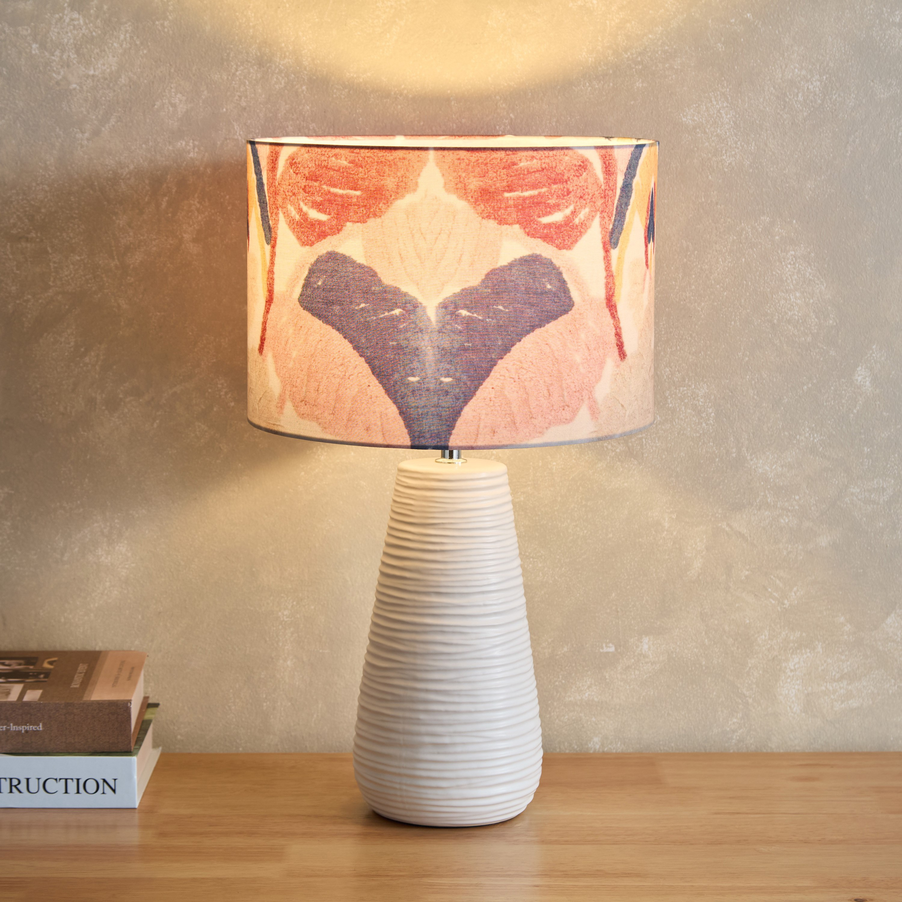 مصباح طاولة بقاعدة سيراميك وغطاء بطبعات زهور من أميلي - 50 سم-hbxbedroom-lighting-tablelamps-image-2