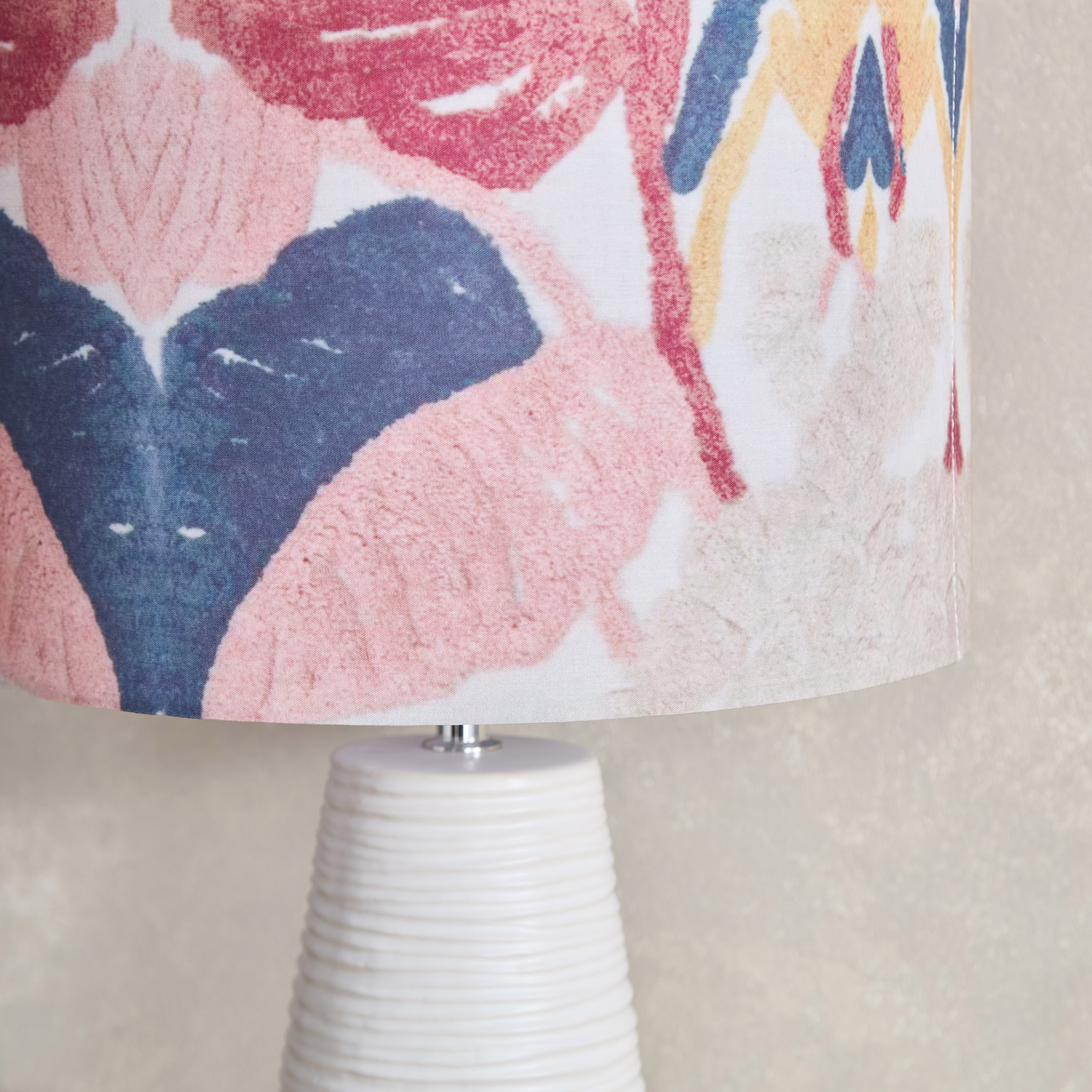 مصباح طاولة بقاعدة سيراميك وغطاء بطبعات زهور من أميلي - 50 سم-hbxbedroom-lighting-tablelamps-image-3