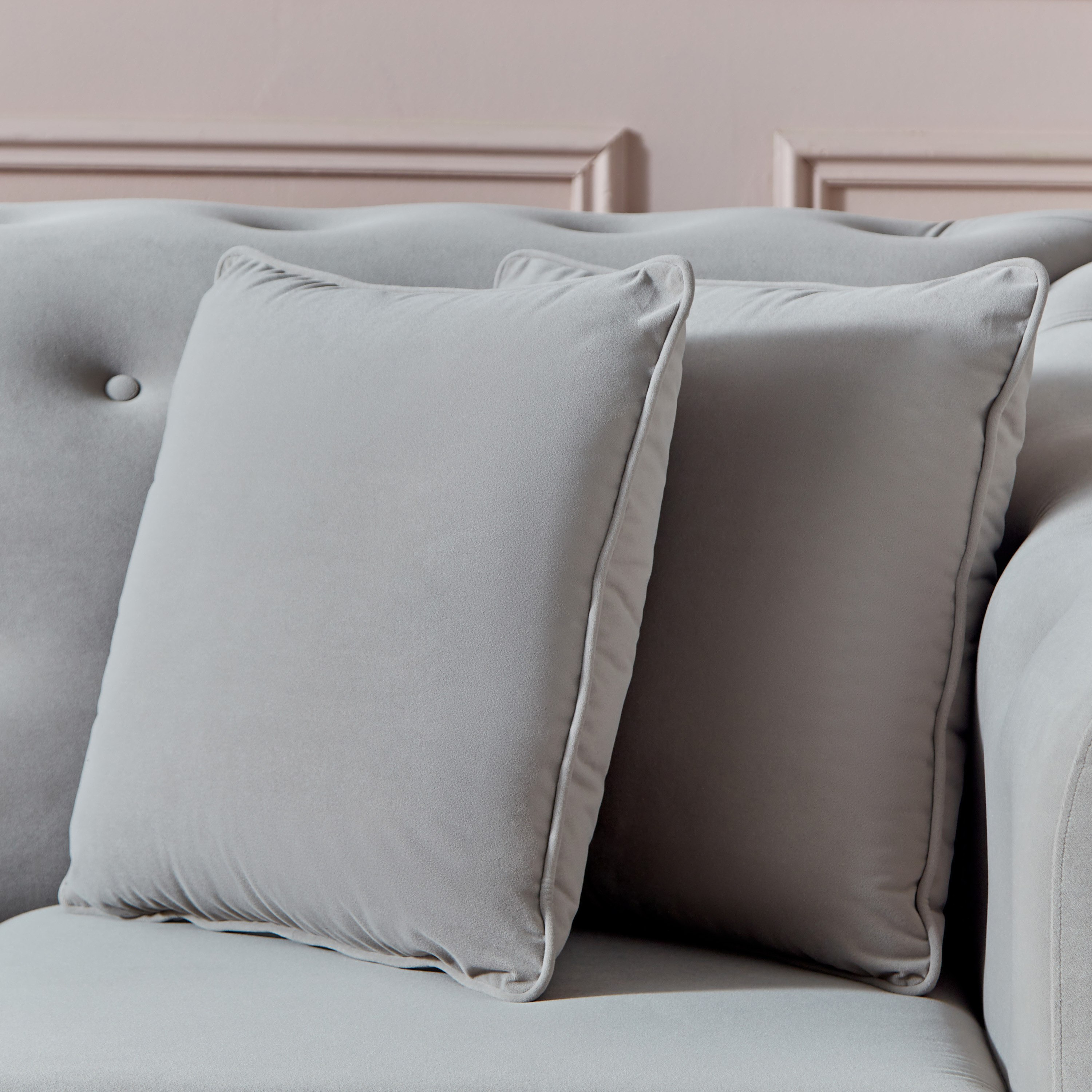 كنبة قماش مخملية بمقعدين مع وسادتين من سندريلا-hbxlivingroom-sofasandarmchairs-sofas-image-4