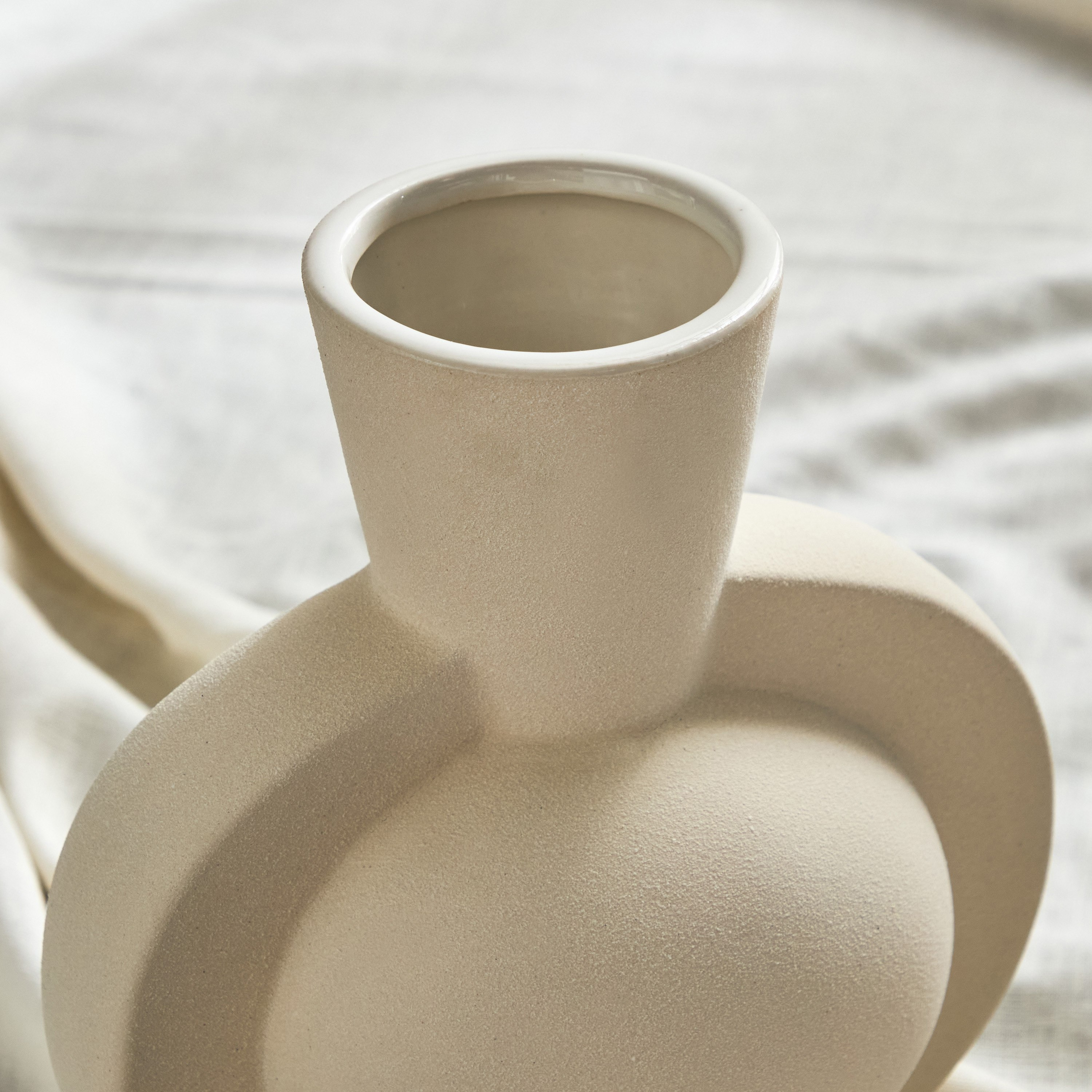 مزهرية سيراميك عضوية من كوين - 19.5x13.7x23.5 سم-hbxbedroom-decorandaccessories-vases-image-3