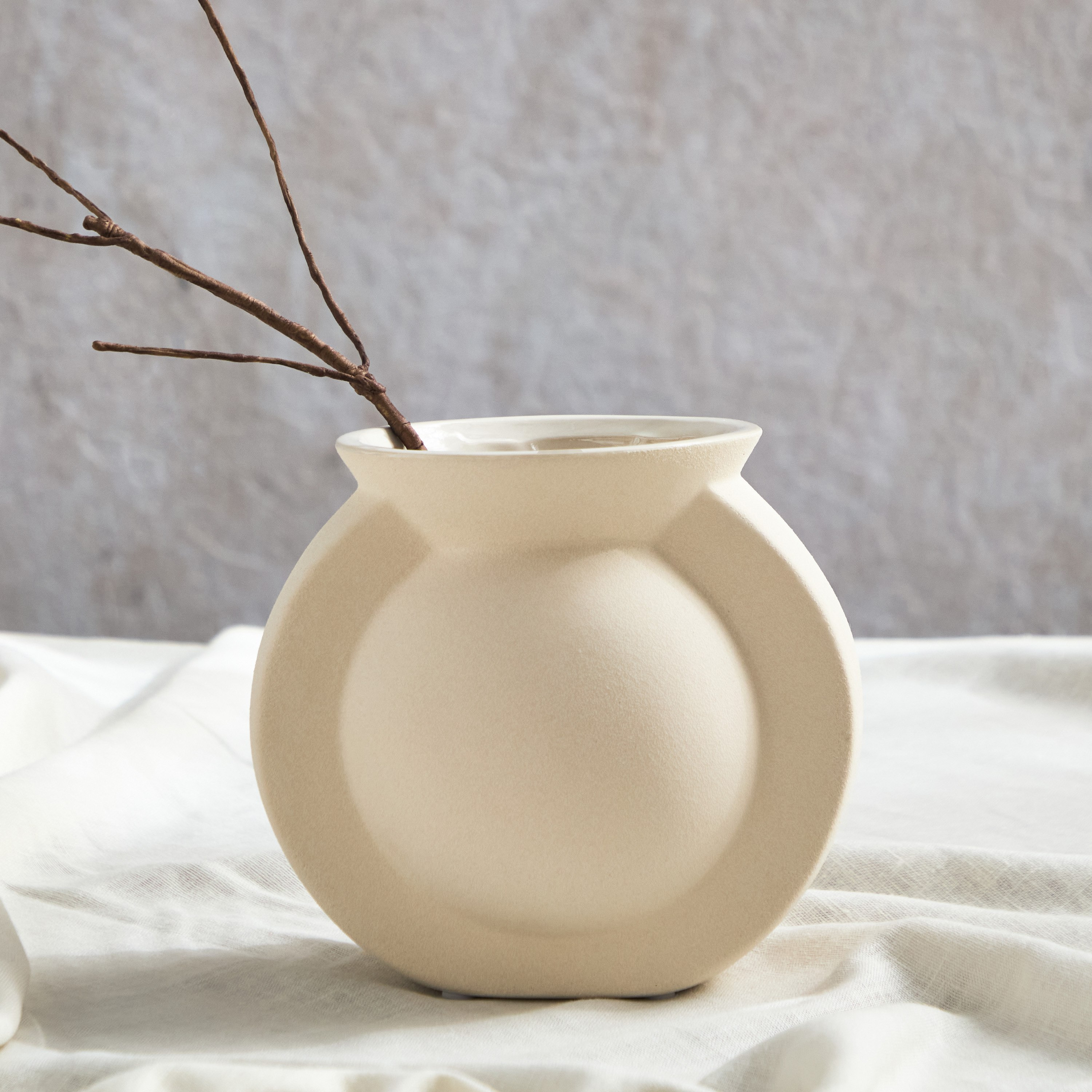 مزهرية سيراميك من كوين - 16x11.8x15 سم-hbxbedroom-decorandaccessories-vases-image-1