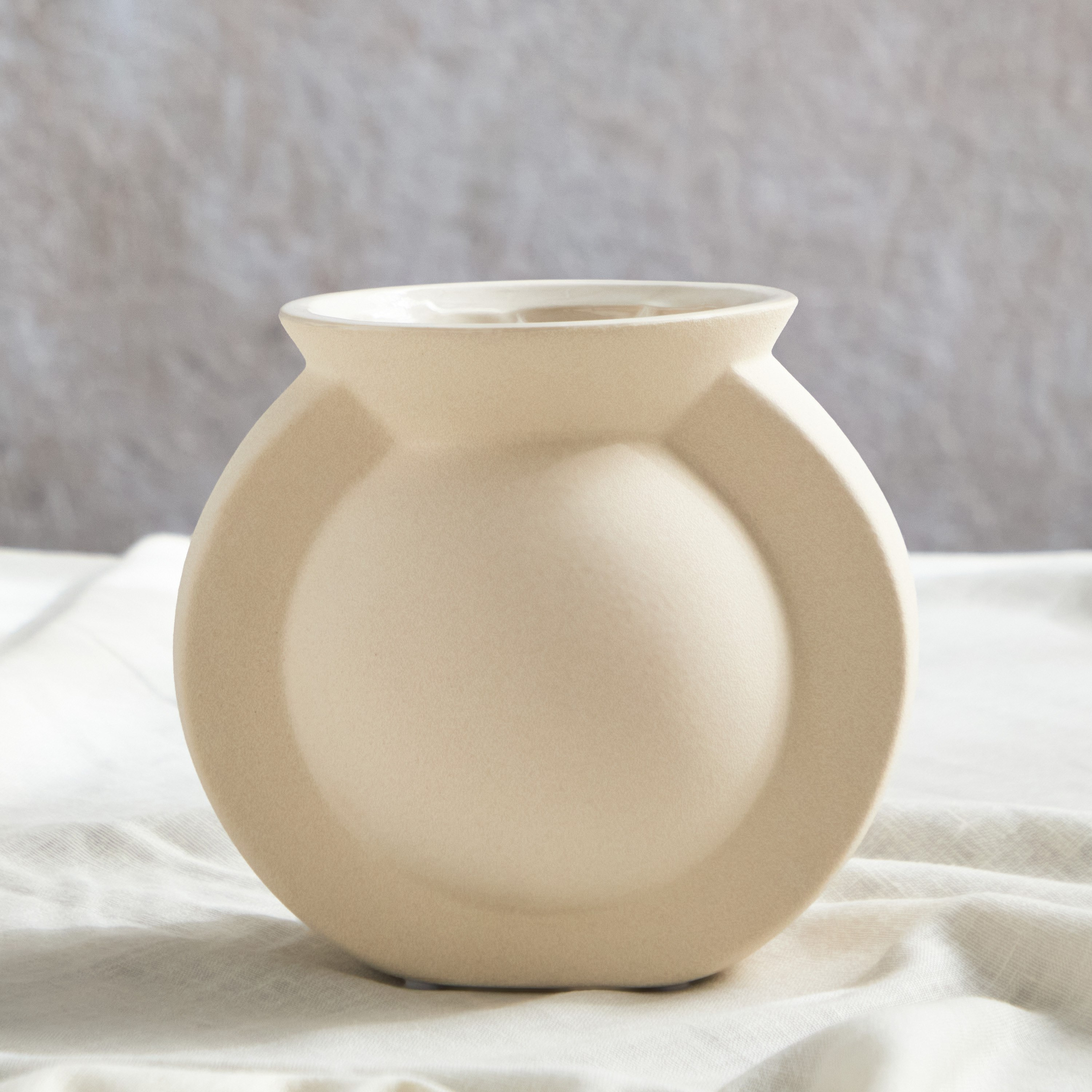 مزهرية سيراميك من كوين - 16x11.8x15 سم-hbxbedroom-decorandaccessories-vases-image-2