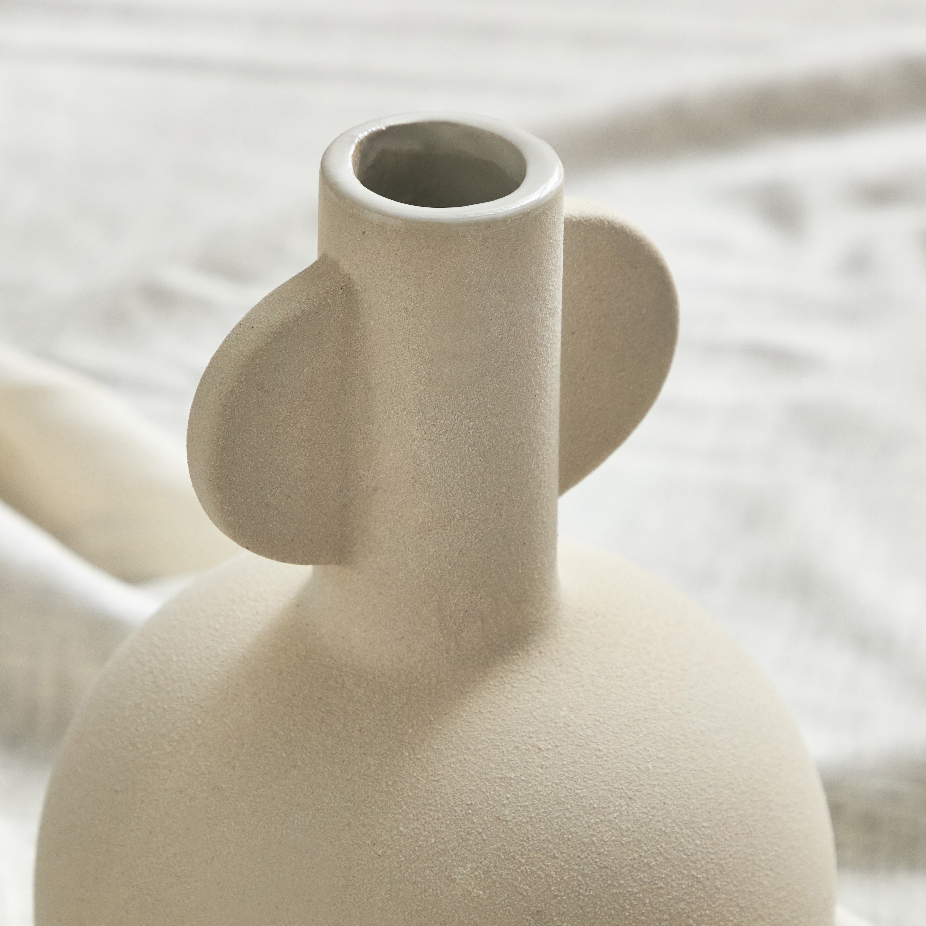 مزهرية سيراميك عضوية من كوين - 14x14x20.7 سم-hbxbedroom-decorandaccessories-vases-image-3