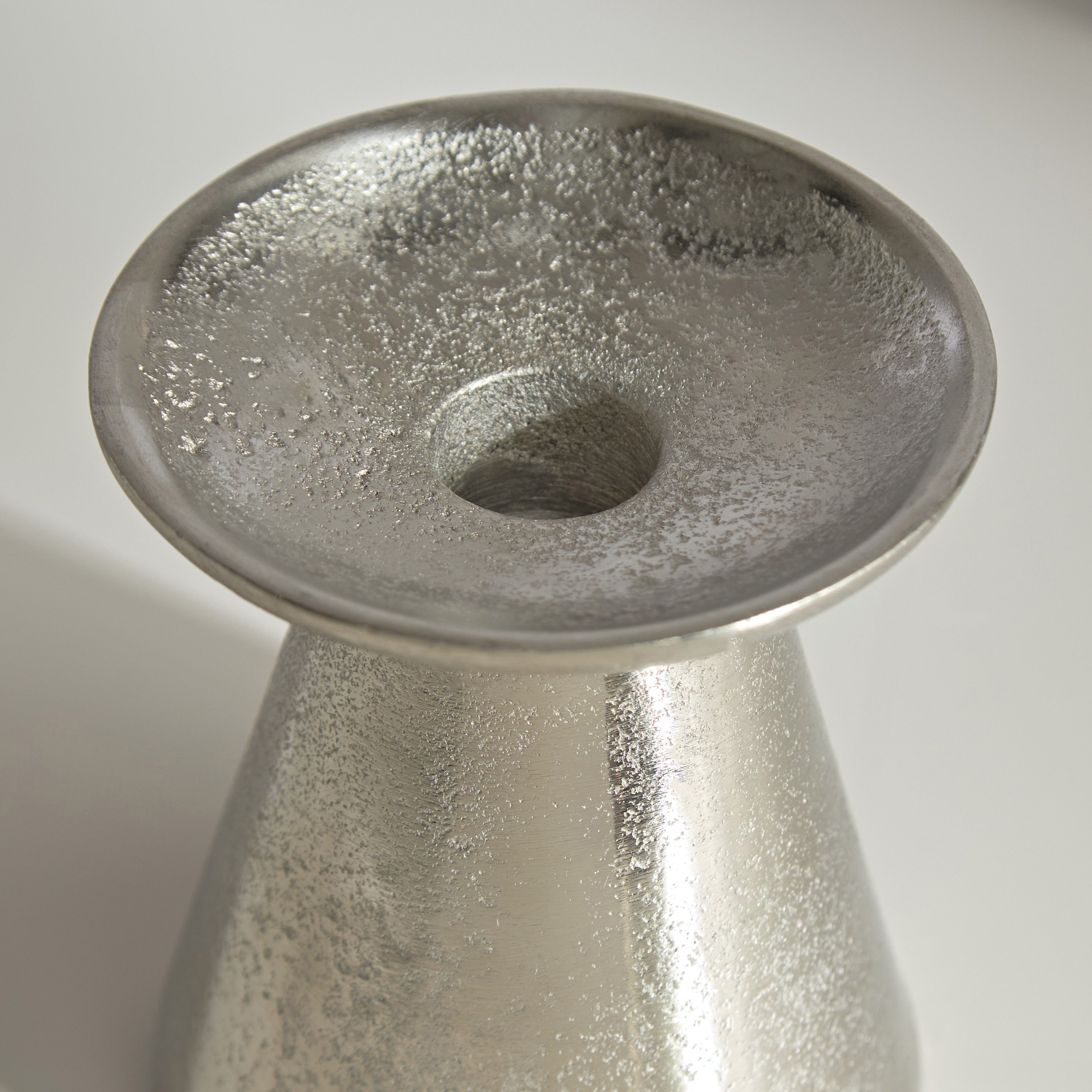 حامل شموع رفيع ألومنيوم من ريك - 8x8x9 سم-hbxhomeware-homedecor-candleholdersandlanterns-image-3