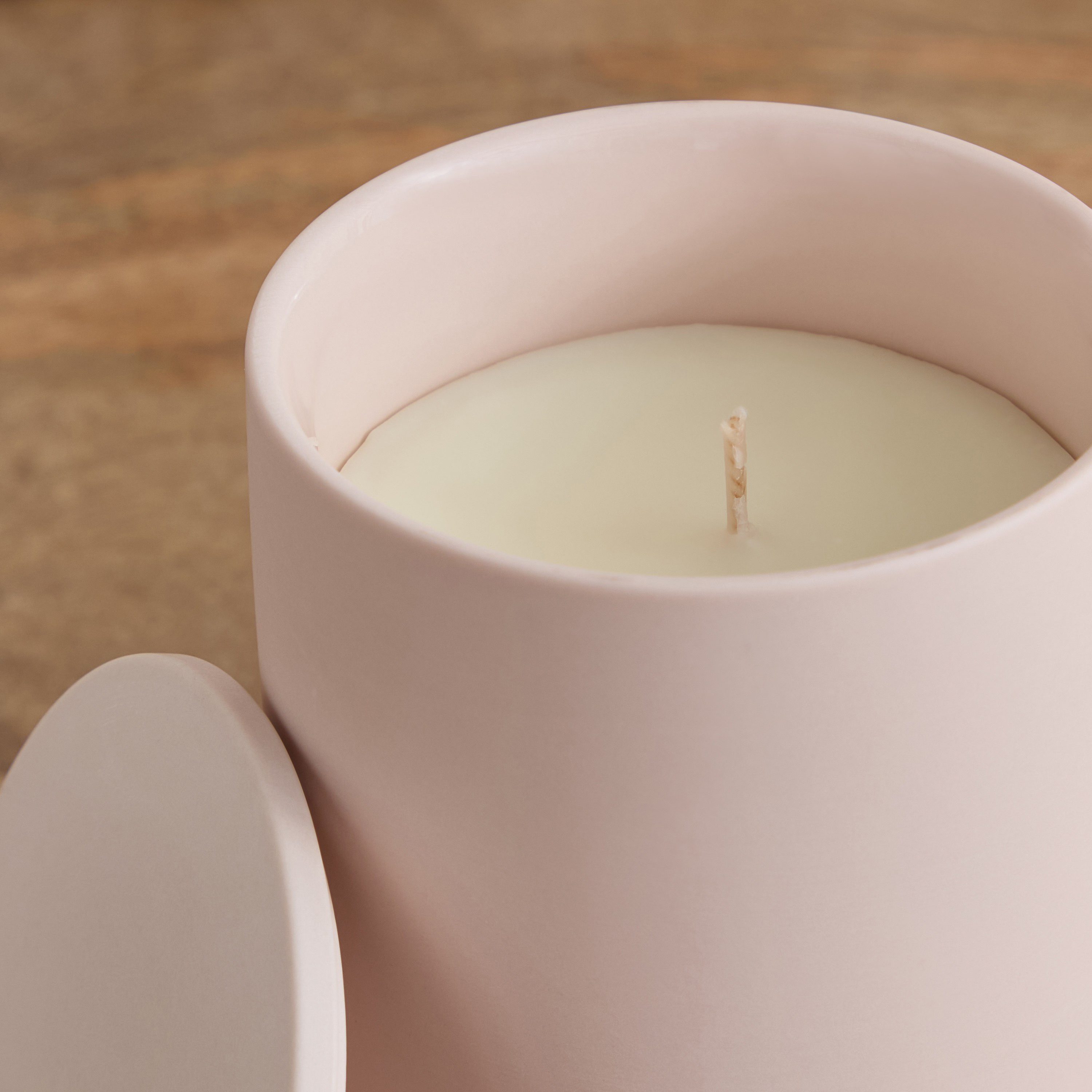 جرّة شموع من السيراميك الفاخر بيور أنجورا من رورا - 250 جم-hbxlivingroom-decorandaccessories-candles-image-3
