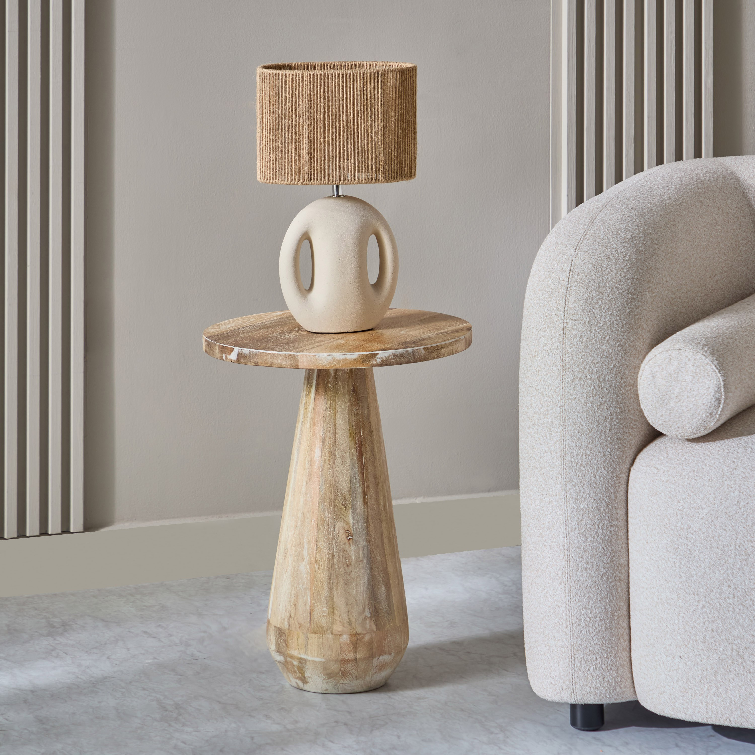 طاولة جانبية مستديرة من الخشب الصلب - أدانة من فيندرا-hbxfurniture-livingroom-endtables-image-1