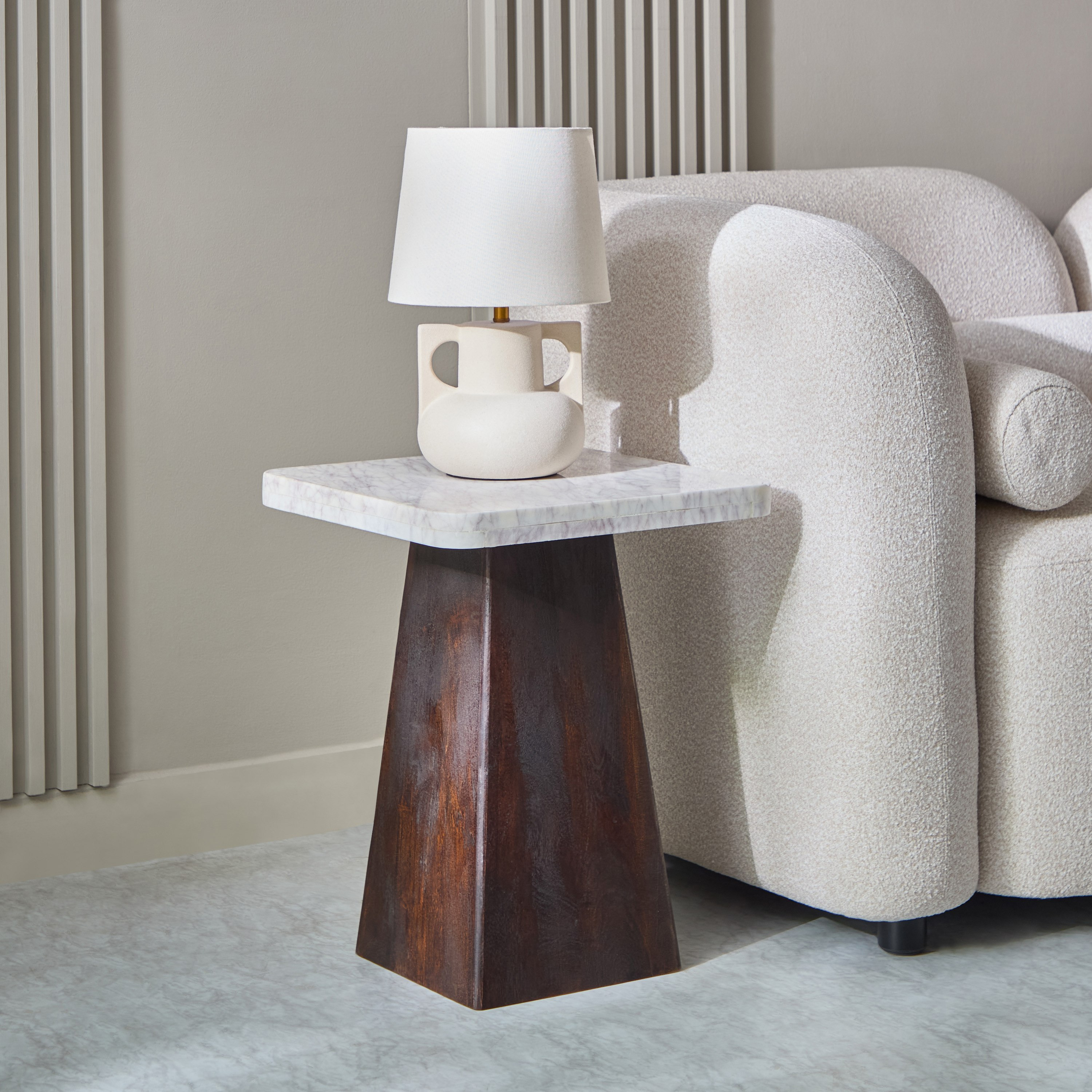 طاولة جانبية مربعة بسطح من الرخام الأصلي وقاعدة من الخشب الصلب - فيدا من فيندرا-hbxfurniture-livingroom-endtables-image-1