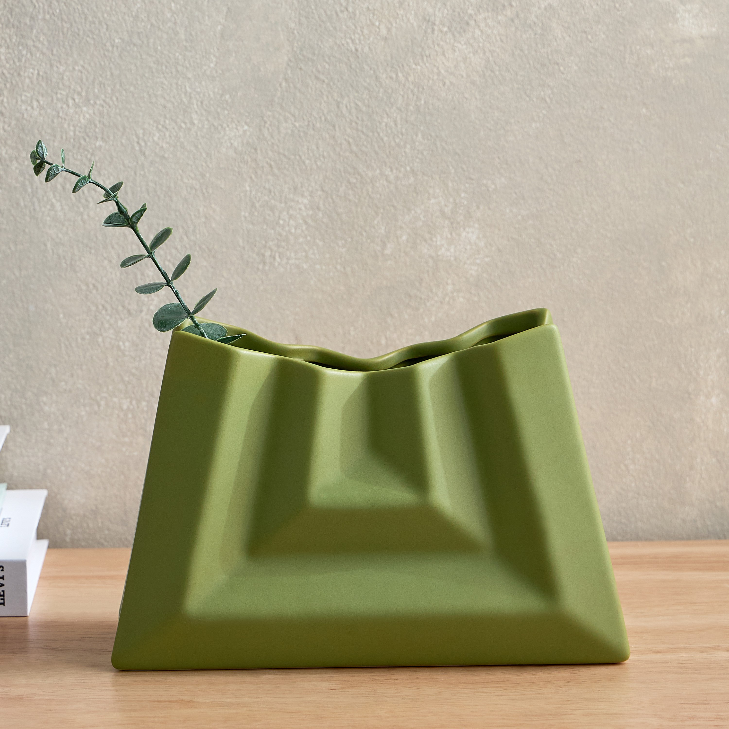 مزهرية سيراميك بتصميم شنطة صغيرة من كامبريا- 24.8x10x16.5 سم-hbxbedroom-decorandaccessories-vases-image-1