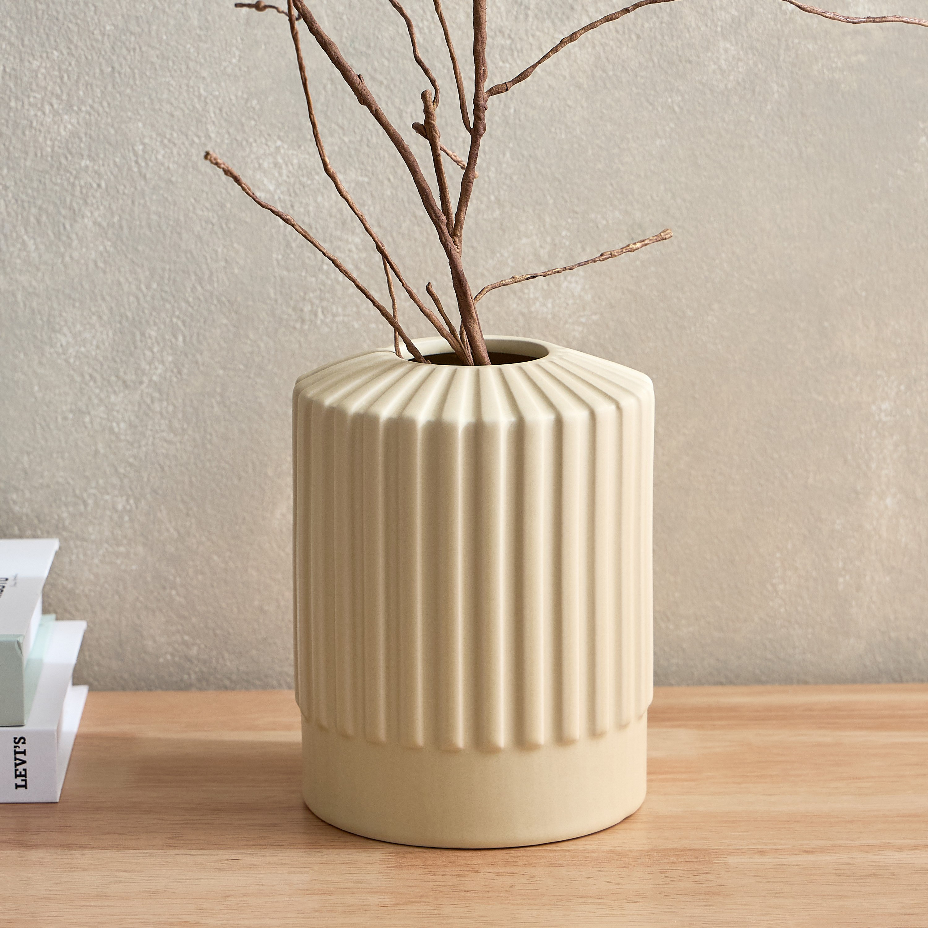 مزهرية سيراميك مضلعة من كامبريا - 13.7x13.7x18 سم-hbxbedroom-decorandaccessories-vases-image-1