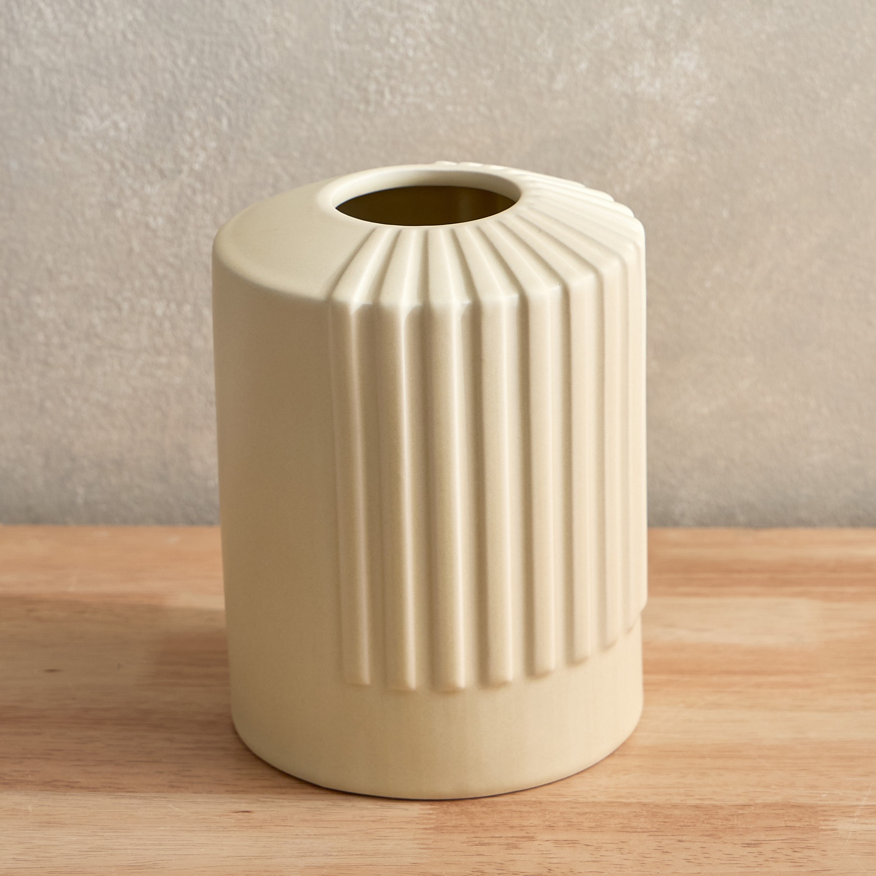 مزهرية سيراميك مضلعة من كامبريا - 13.7x13.7x18 سم-hbxbedroom-decorandaccessories-vases-image-2