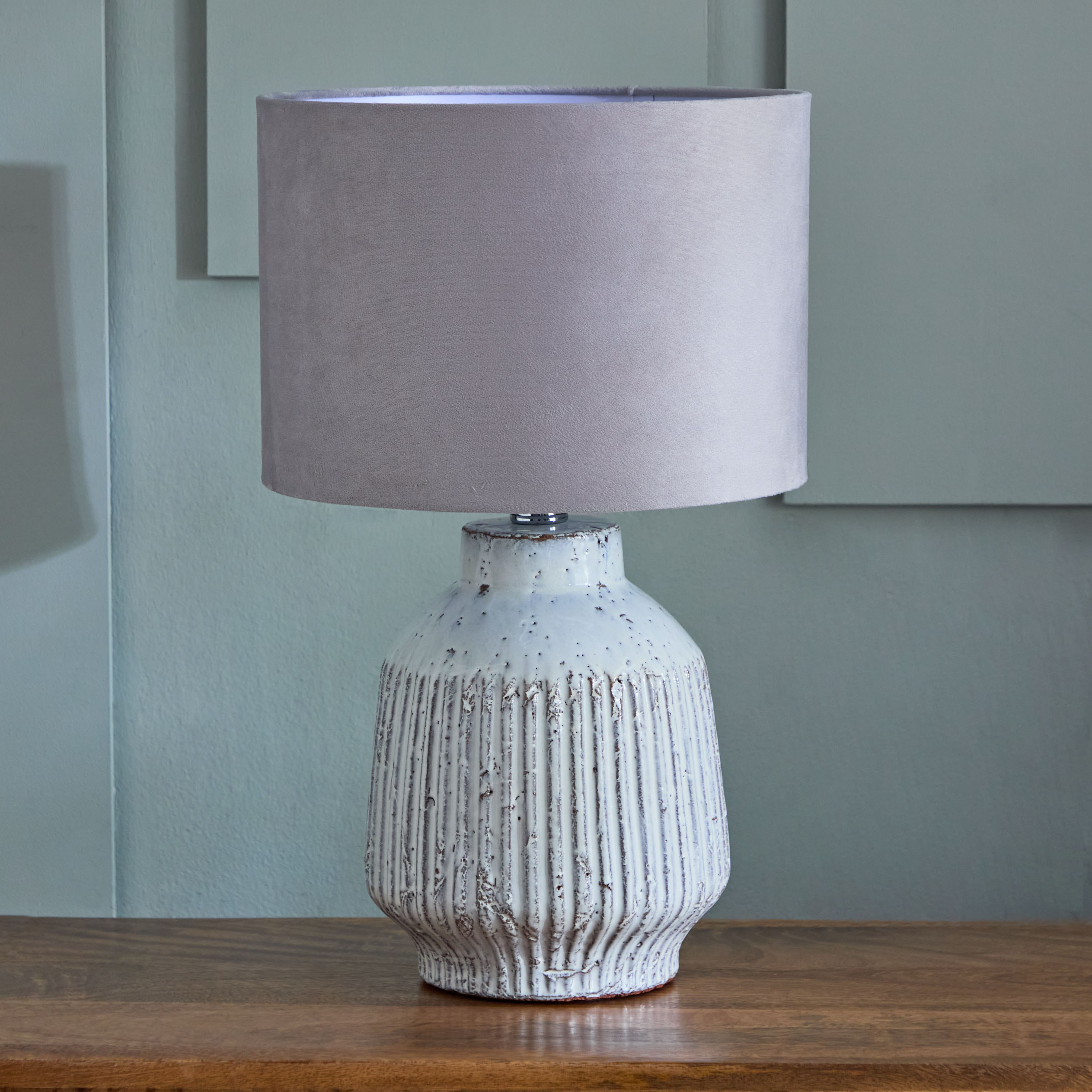 مصباح طاولة بقاعدة وغطاء مخملي من هاربر - 49 سم-hbxbedroom-lighting-tablelamps-image-1