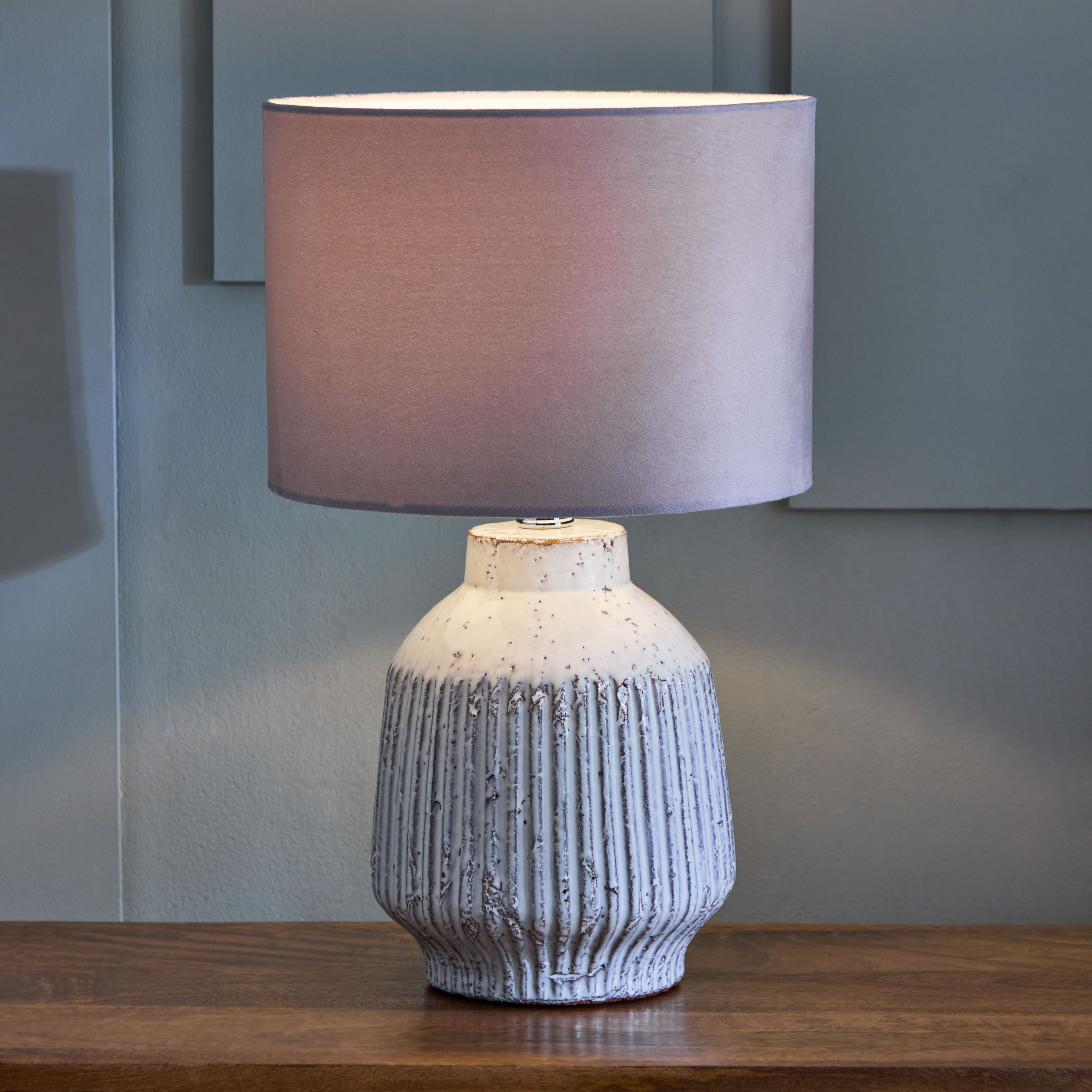 مصباح طاولة بقاعدة وغطاء مخملي من هاربر - 49 سم-hbxbedroom-lighting-tablelamps-image-2