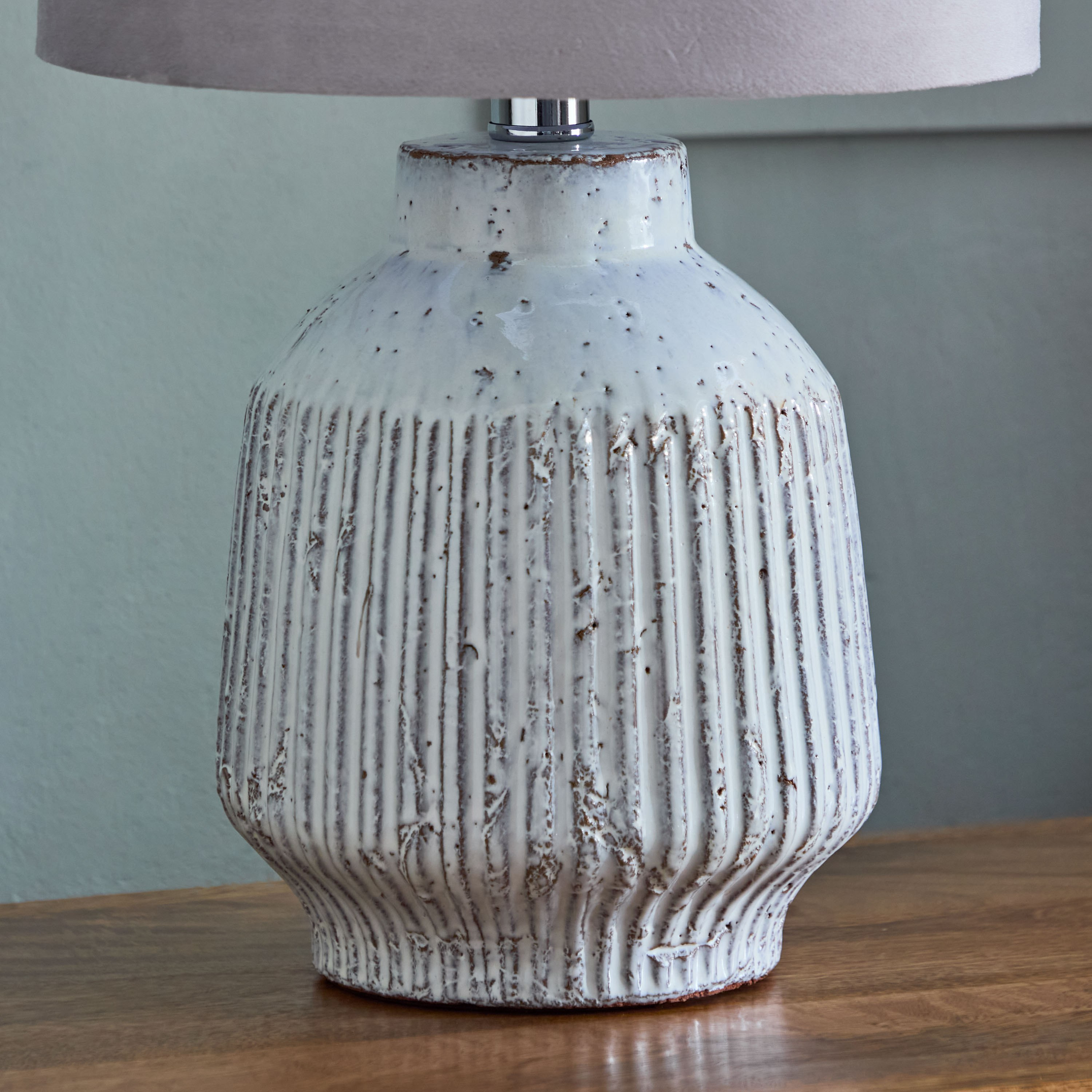 مصباح طاولة بقاعدة وغطاء مخملي من هاربر - 49 سم-hbxbedroom-lighting-tablelamps-image-3