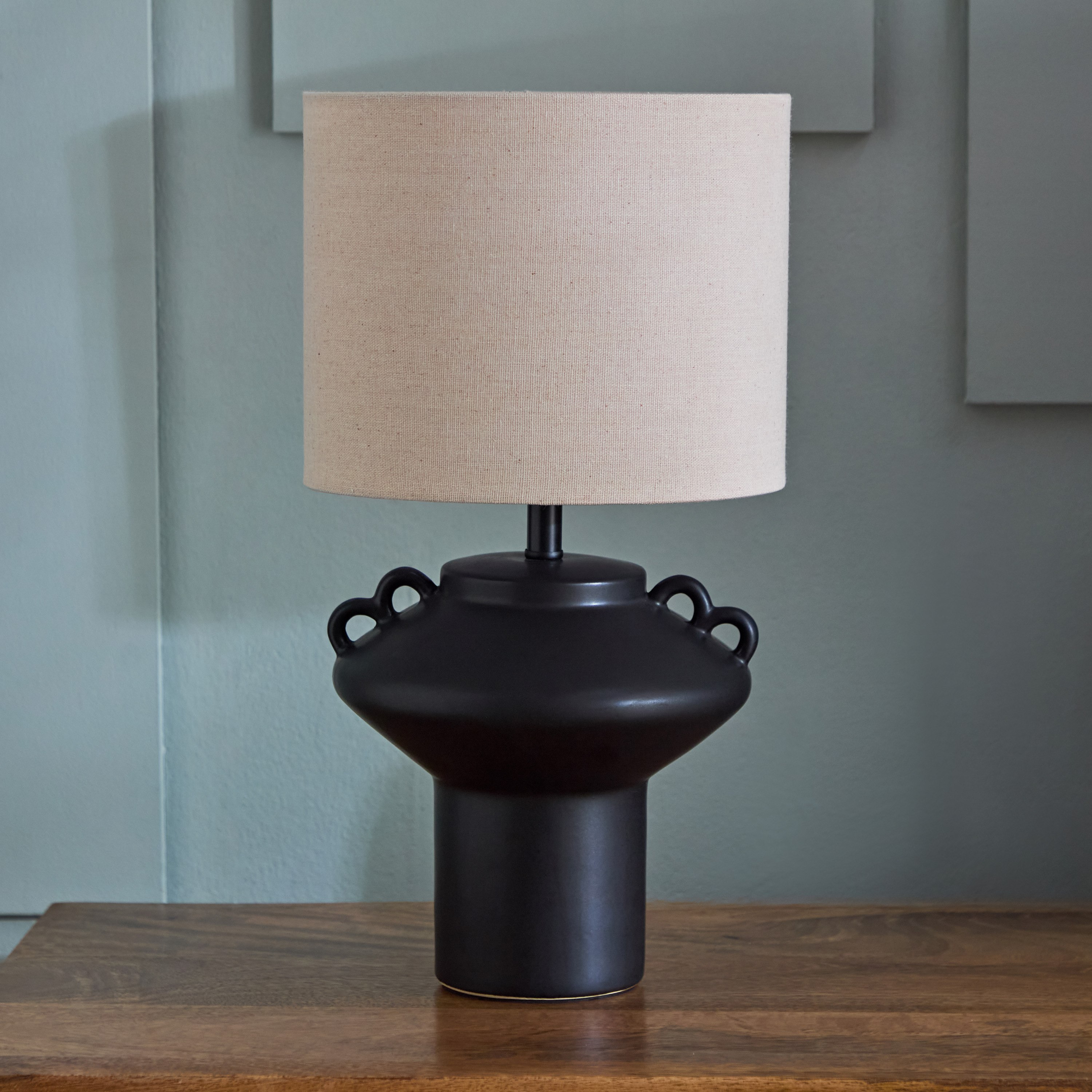 مصباح طاولة بقاعدة وغطاء كتان من هاربر - 39.5 سم-hbxbedroom-lighting-tablelamps-image-1