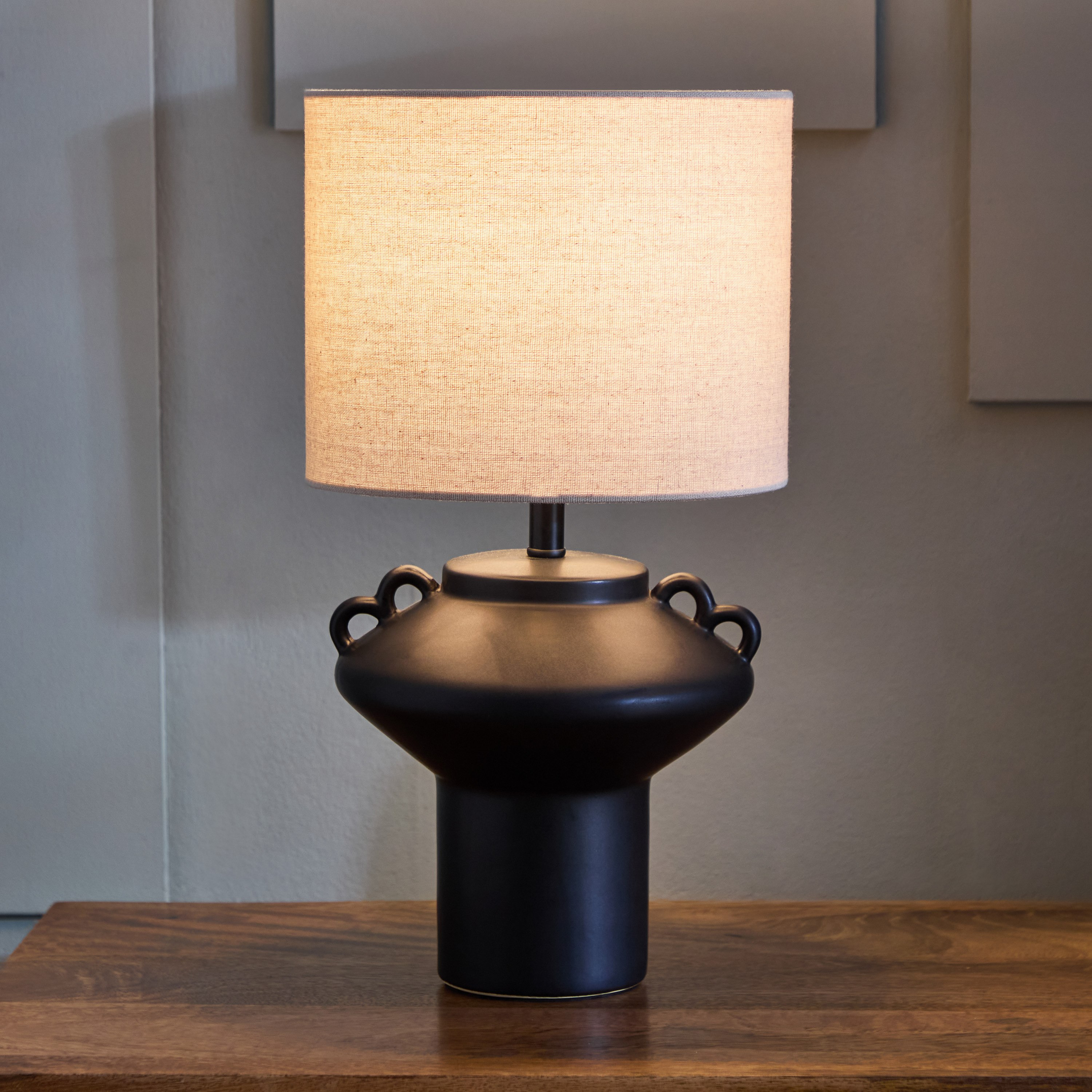 مصباح طاولة بقاعدة وغطاء كتان من هاربر - 39.5 سم-hbxbedroom-lighting-tablelamps-image-2