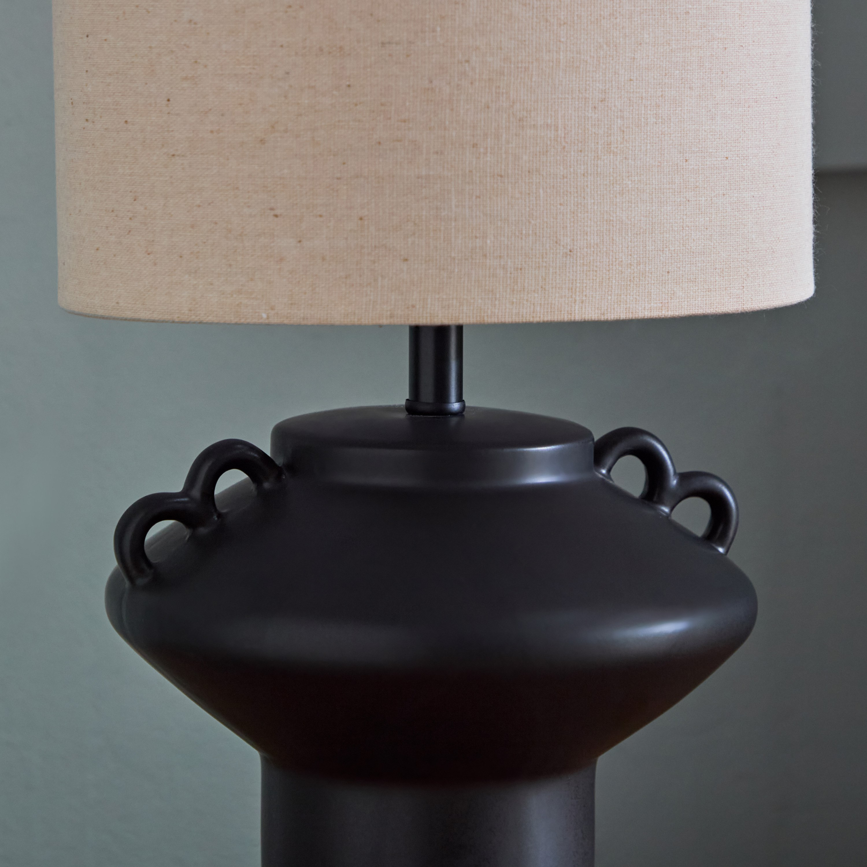 مصباح طاولة بقاعدة وغطاء كتان من هاربر - 39.5 سم-hbxbedroom-lighting-tablelamps-image-3
