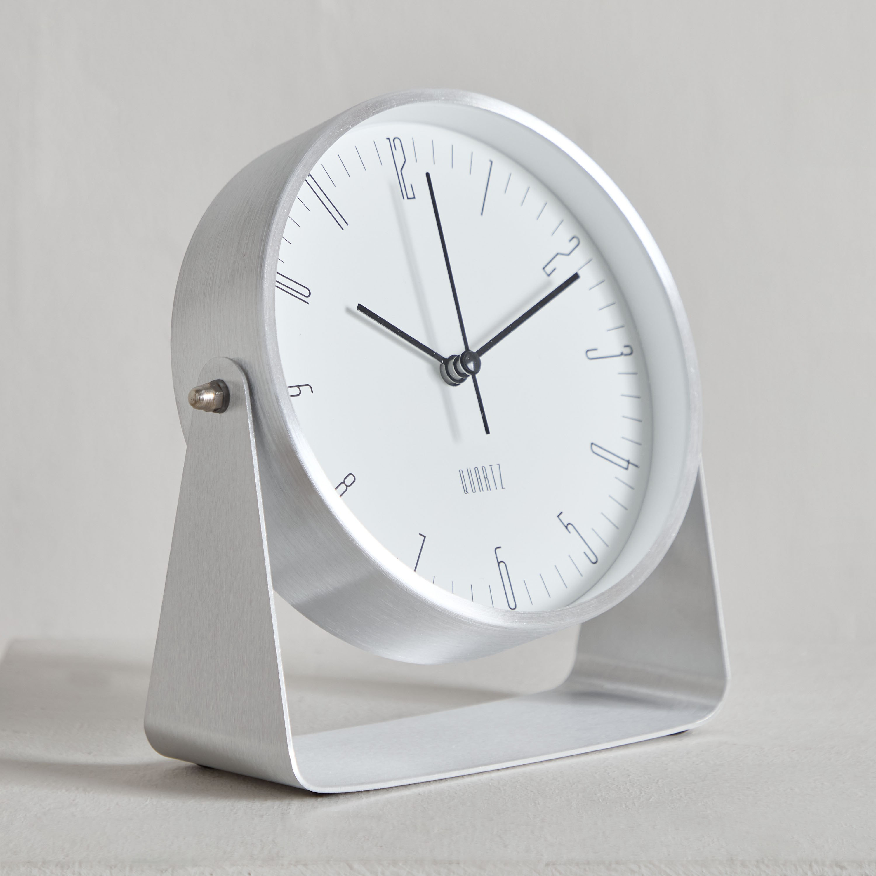 ساعة طاولة ألمونيوم من ماسون - 17.5x6x17.8 سم-hbxdiningroom-decorandaccessories-clocks-image-1