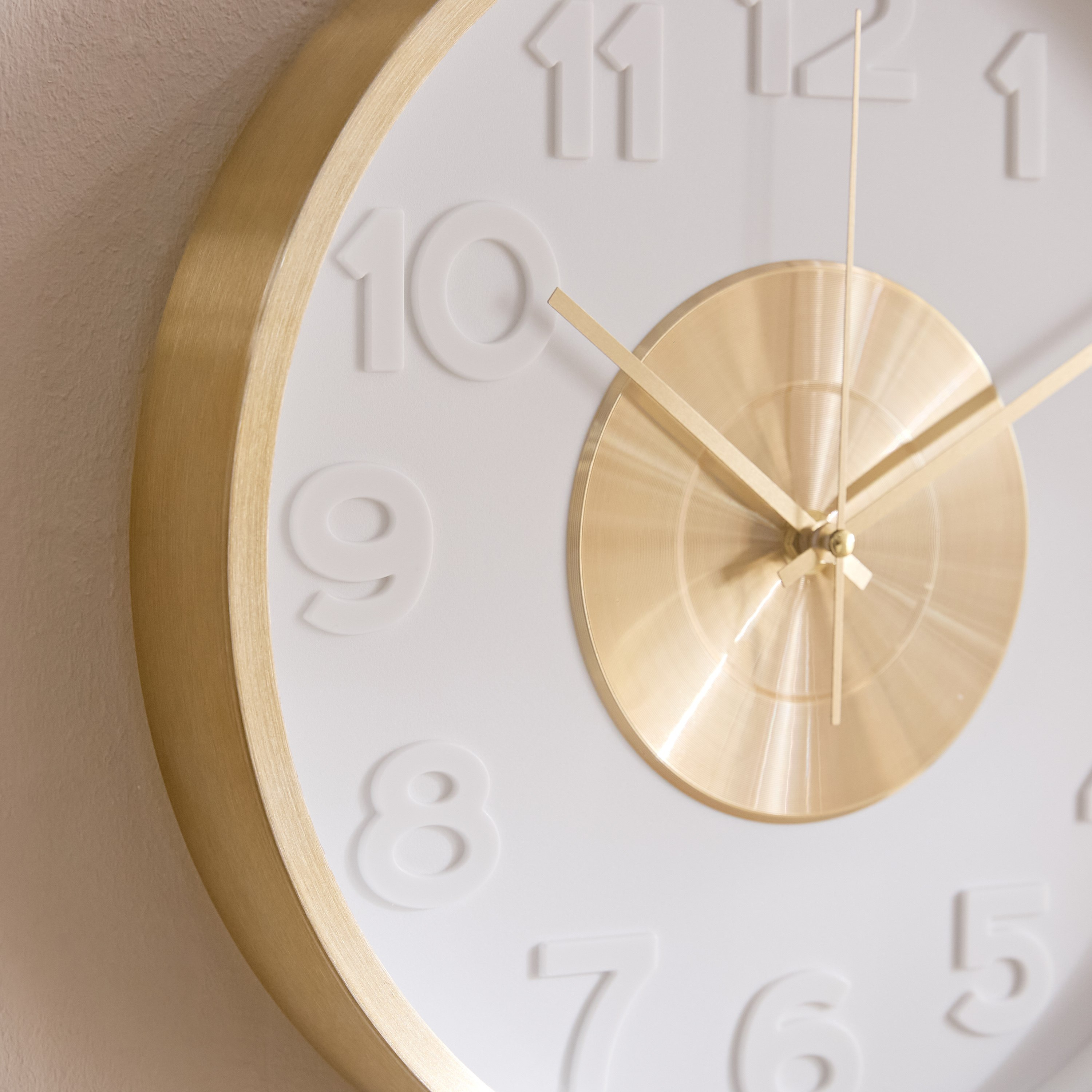 ساعة حائط ألومنيوم بإضاءة إل إي دي مع بطارية AA من من ماسون - 30x4.3 سم-hbxdiningroom-decorandaccessories-clocks-image-3