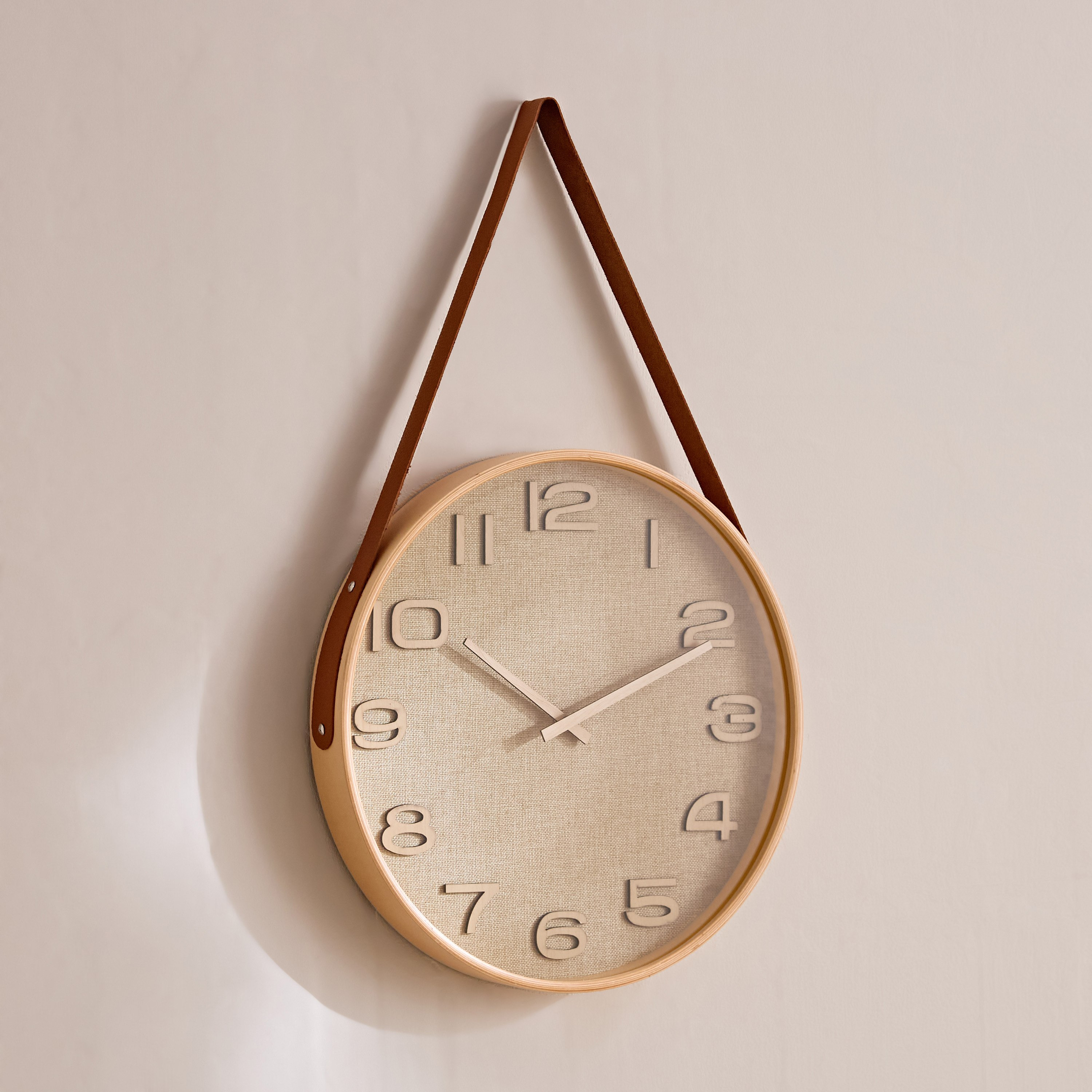 ساعة حائط خشب بحزام وأرقام ثلاثية الأبعاد من ماسون - 40.8x5x68 سم-hbxdiningroom-decorandaccessories-clocks-image-1