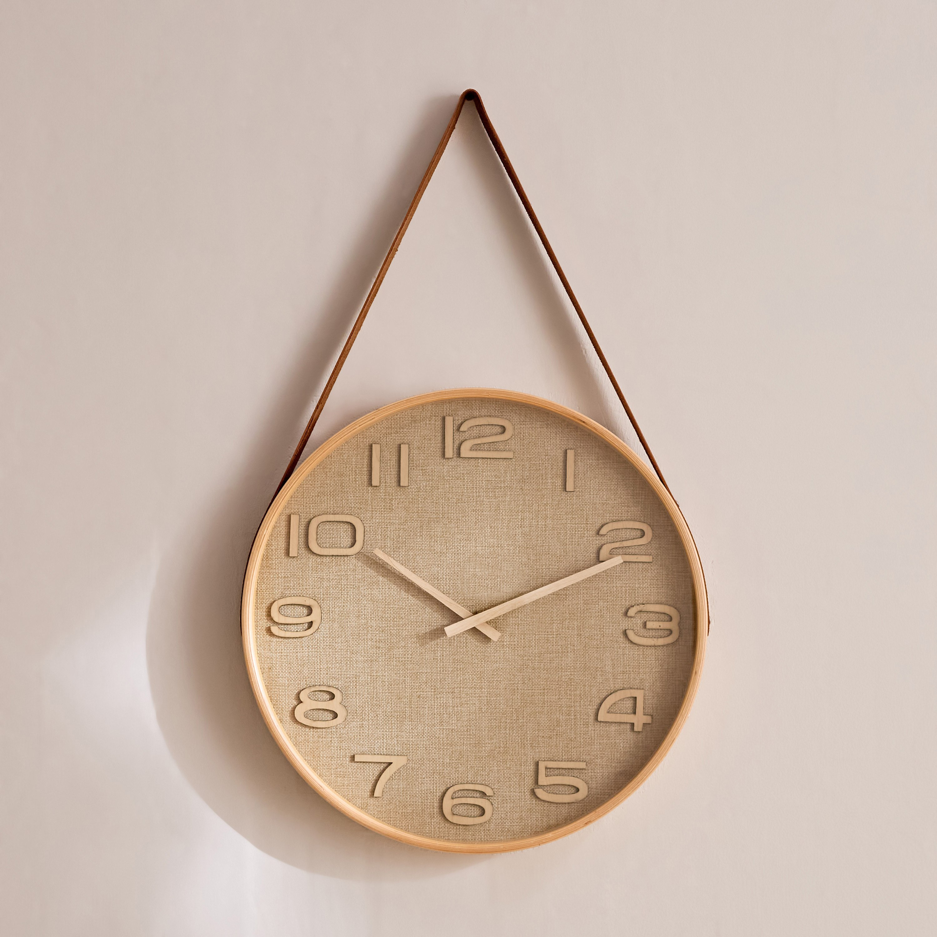 ساعة حائط خشب بحزام وأرقام ثلاثية الأبعاد من ماسون - 40.8x5x68 سم-hbxdiningroom-decorandaccessories-clocks-image-2