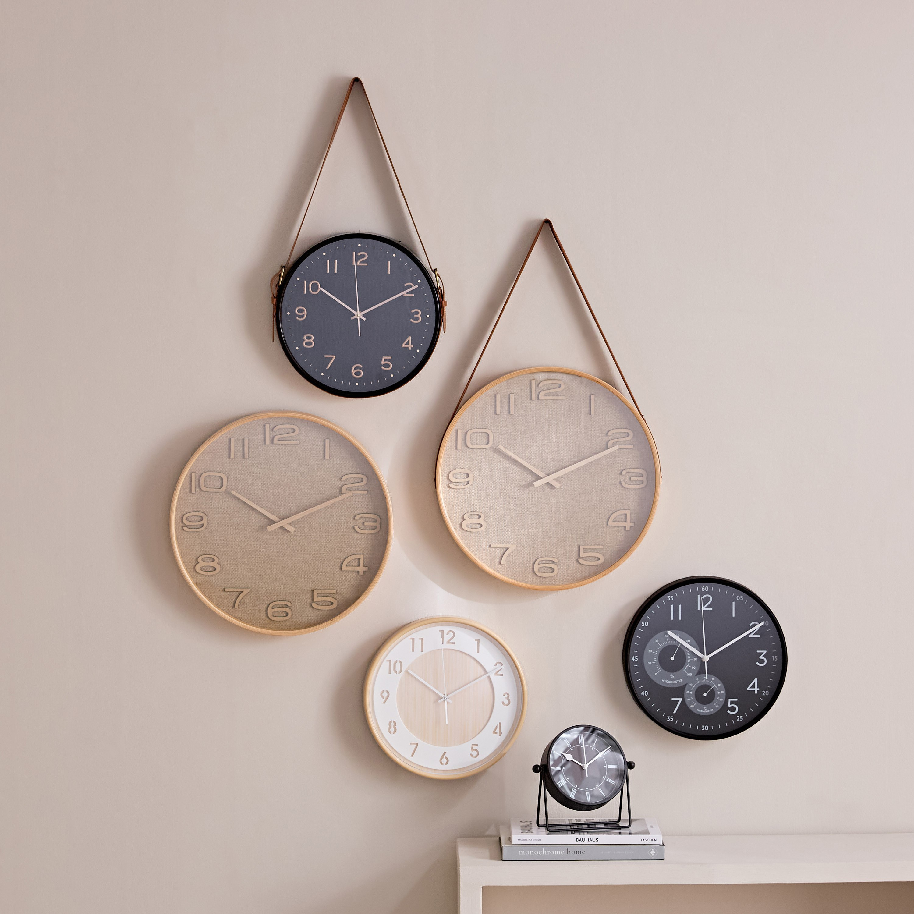 ساعة حائط خشب بحزام وأرقام ثلاثية الأبعاد من ماسون - 40.8x5x68 سم-hbxdiningroom-decorandaccessories-clocks-image-4