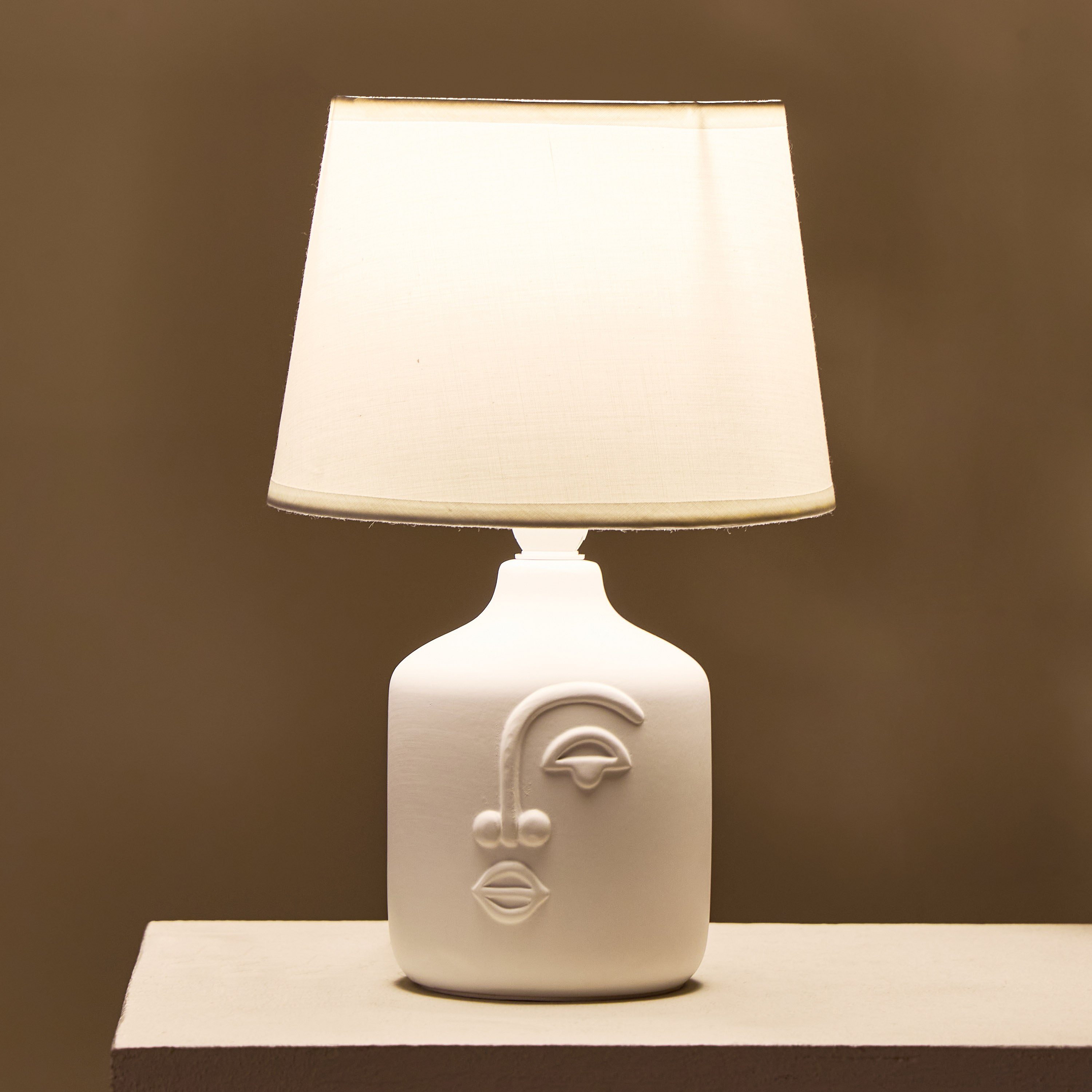 مصباح طاولة سيراميك بتصميم وجه من اليكس - 18x18x27 سم-PROMO_HB_AE_B1G1_250925-image-2