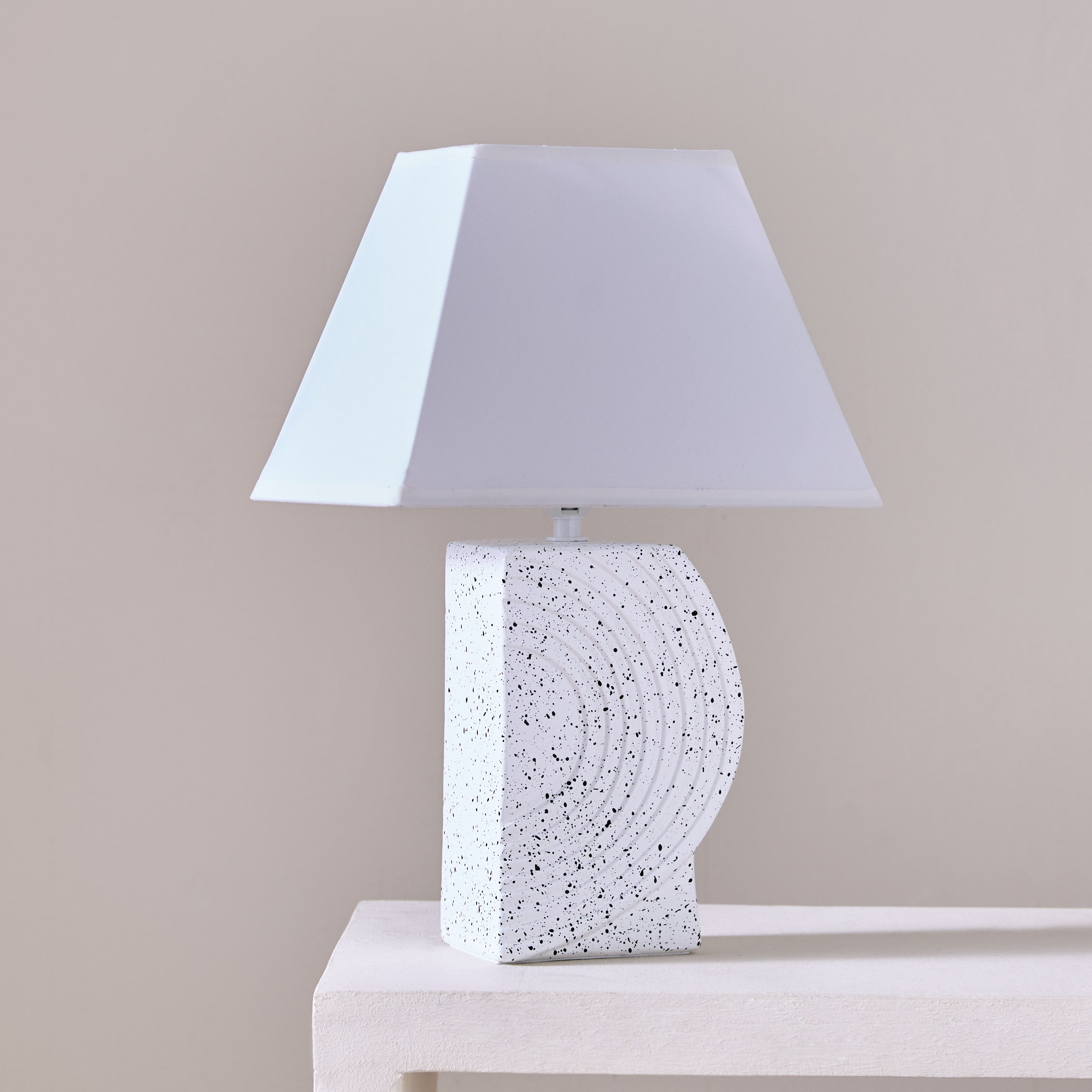 مصباح طاولة سيراميك بتصميم مودرن منقّط من أليكس - 25x15.5x37 سم-hbxbedroom-lighting-tablelamps-image-1
